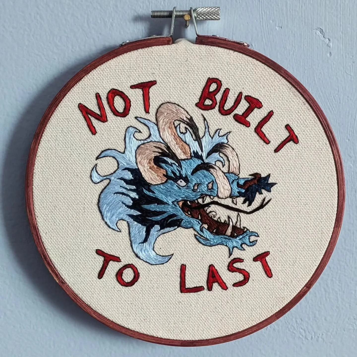 Close ups! He looks gnarly and luminous! I used all silk thread (except for the outline which I used cotton thread for) and I am super happy with how he came out, what do y'all think of the silk? available in my shop 😊
.
.
.
#embroidery #hoopart #dr