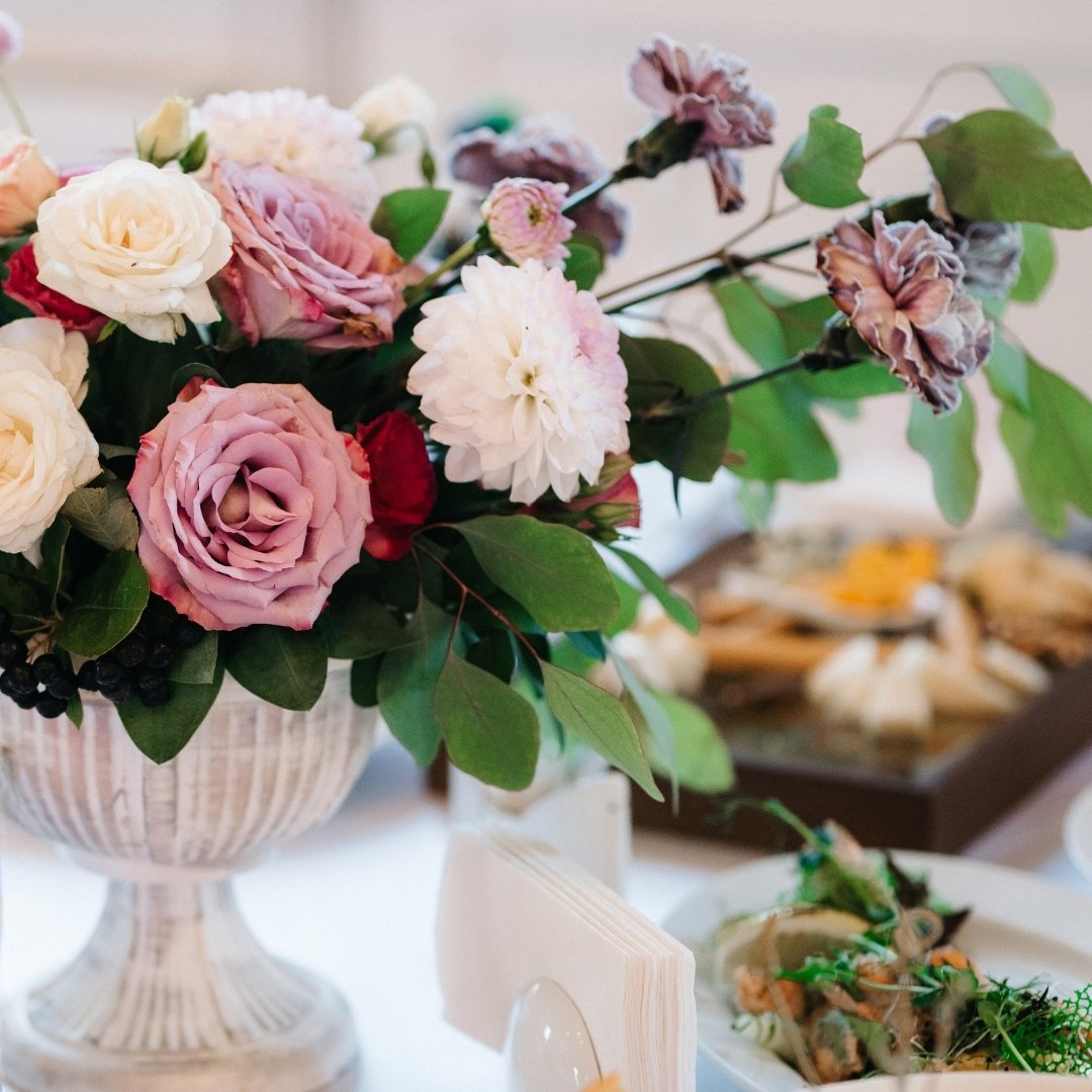 Floral elegance captured perfectly! This beautiful arrangement brings so much joy and color to any space. We love how the complimentary colors and rich hues create a stunning centerpiece. 

Pop Quiz: What types of flowers do you see in this arrangeme