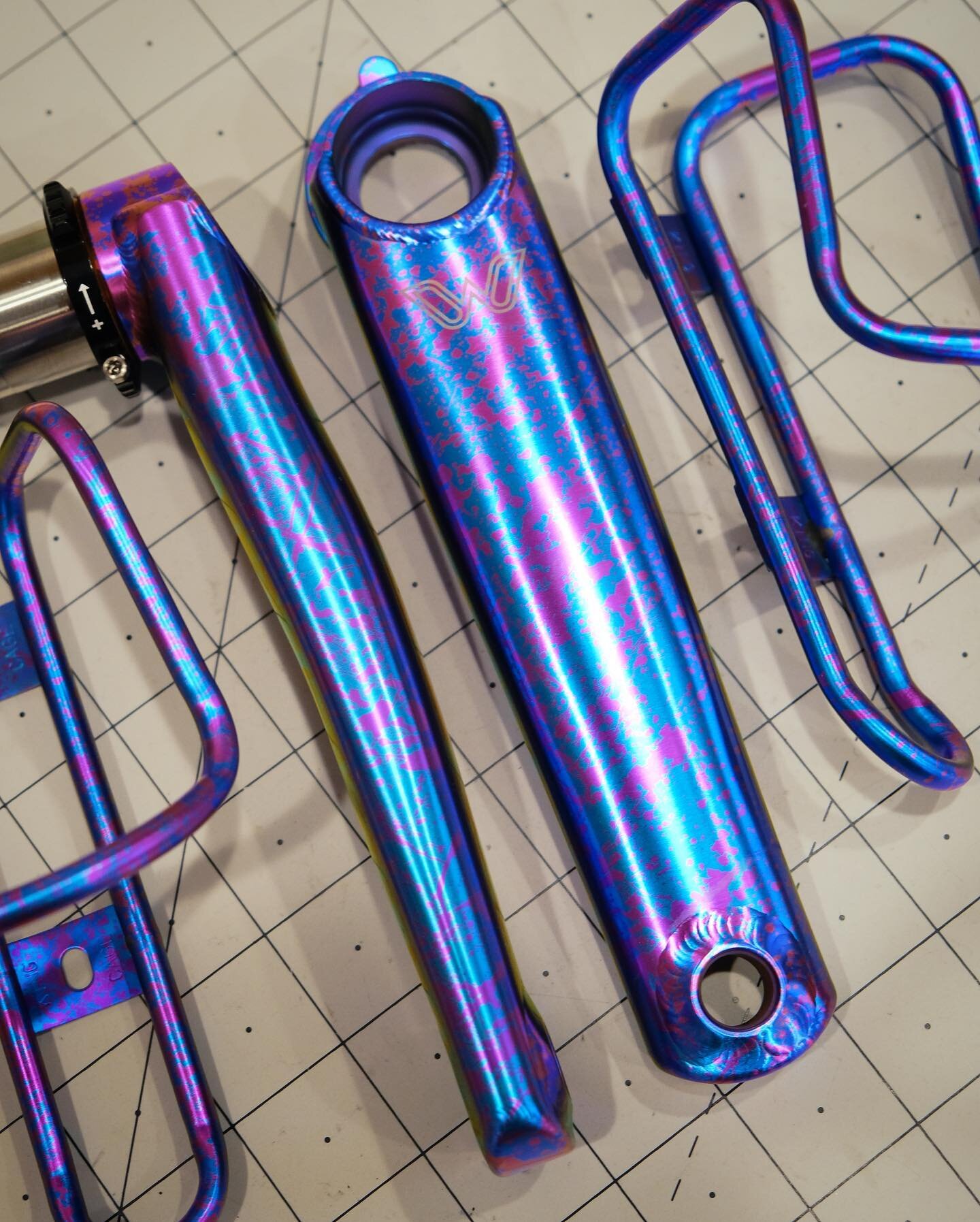 A custom set of eeWings and King Cages for Julieth in a turquoise and violet splatter ano.
.
.
.
#titaniumanodizing #eewings #kingcage #titanium #anodizing #noboringbikes #custombicycle #durango #colorado