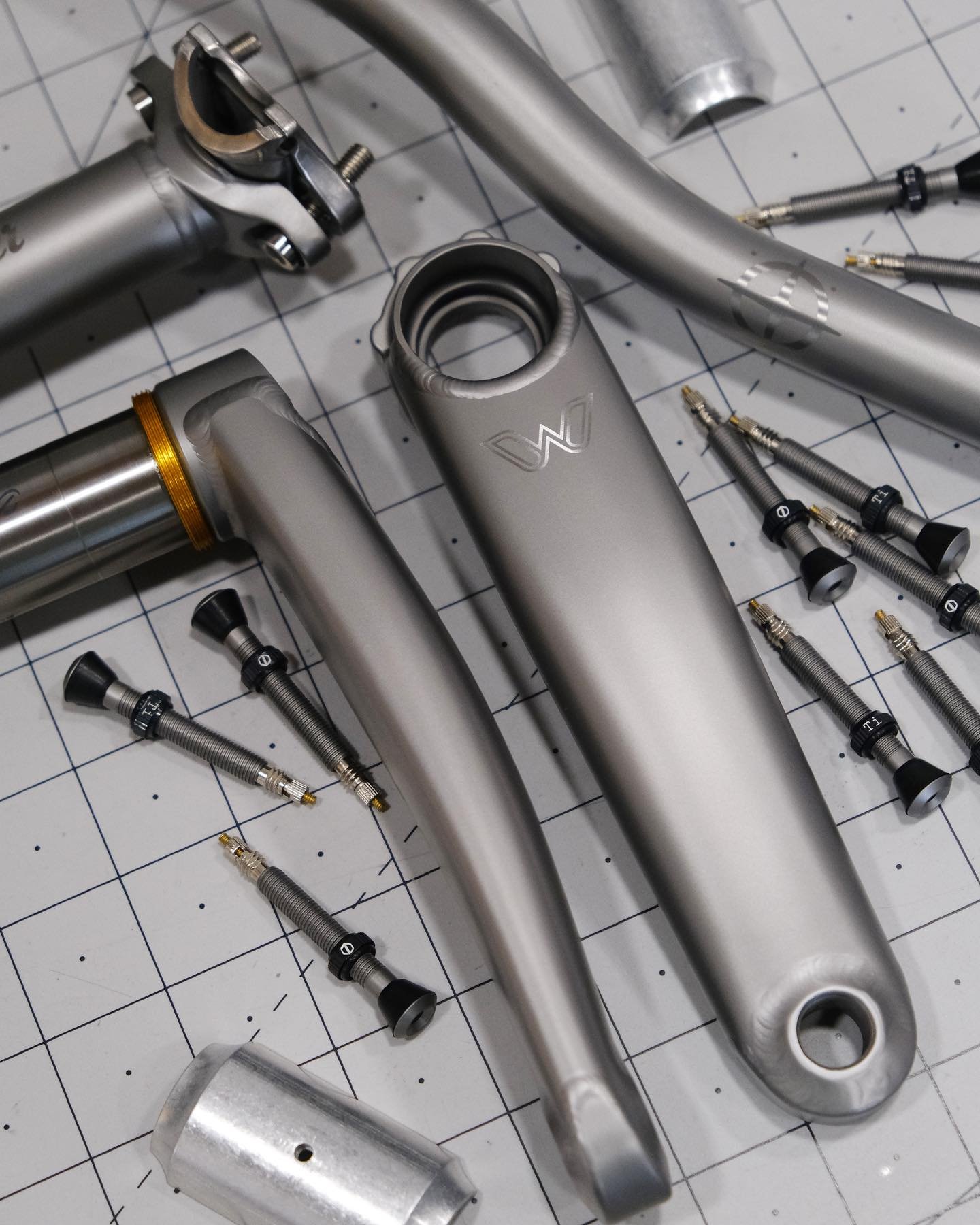 A little roundup of satin grey components in the shuffle earlier this week, including Meriwether Ti Riser bars, eeWings, a Juniper seatpost, and Terske valve stems ✨✨✨
.
.
.
#eewings #titaniumbicycle #cycling #roadbike #mountainbike #mtb #madeinusa #
