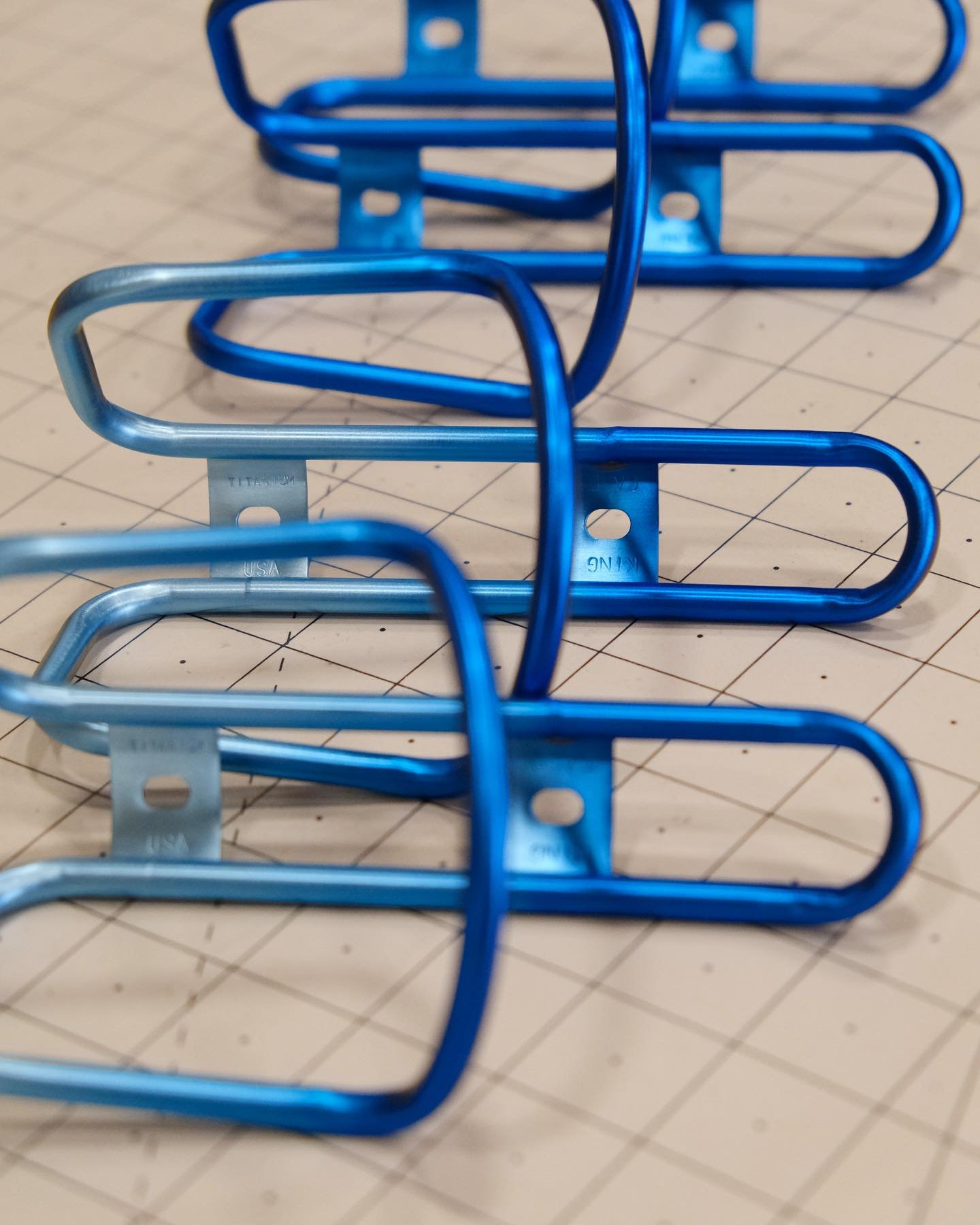 A couple of custom King Cages for Do, in a deep blue to ice blue fade that&rsquo;s just&hellip; nice.
.
.
.
#kingcage #titaniumanodizing #tibike #cycling #roadbike #mountainbike #mtb #madeinisa #brompton #gravelbike #noboringbikes #titanium #anodizin