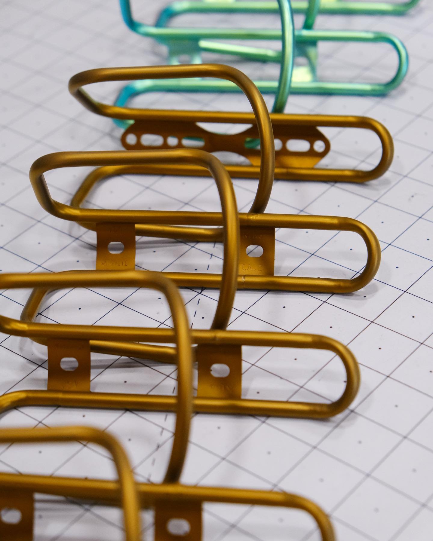 A handful of King Cages and a Morse Cage in the shuffle earlier this week, anodized in satin bronze and brushed green 🤤
.
.
.
#kingcage #morsecage #madeinusa #titaniumanodizing #cycling #roadbike #mountainbike #mtb #gravelbike #noboringbikes #titani