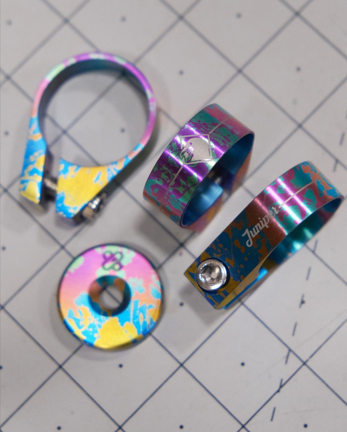 A lil batch of Juniper seat collars and an Ogle ti top cap in splatter ano from last week - perfect match!
.
.
.
#titaniumanodizing #oglecomponent #tibike #ogle #cycling #roadbike #mountainbike #mtb #madeinusa #titanium #anodizing