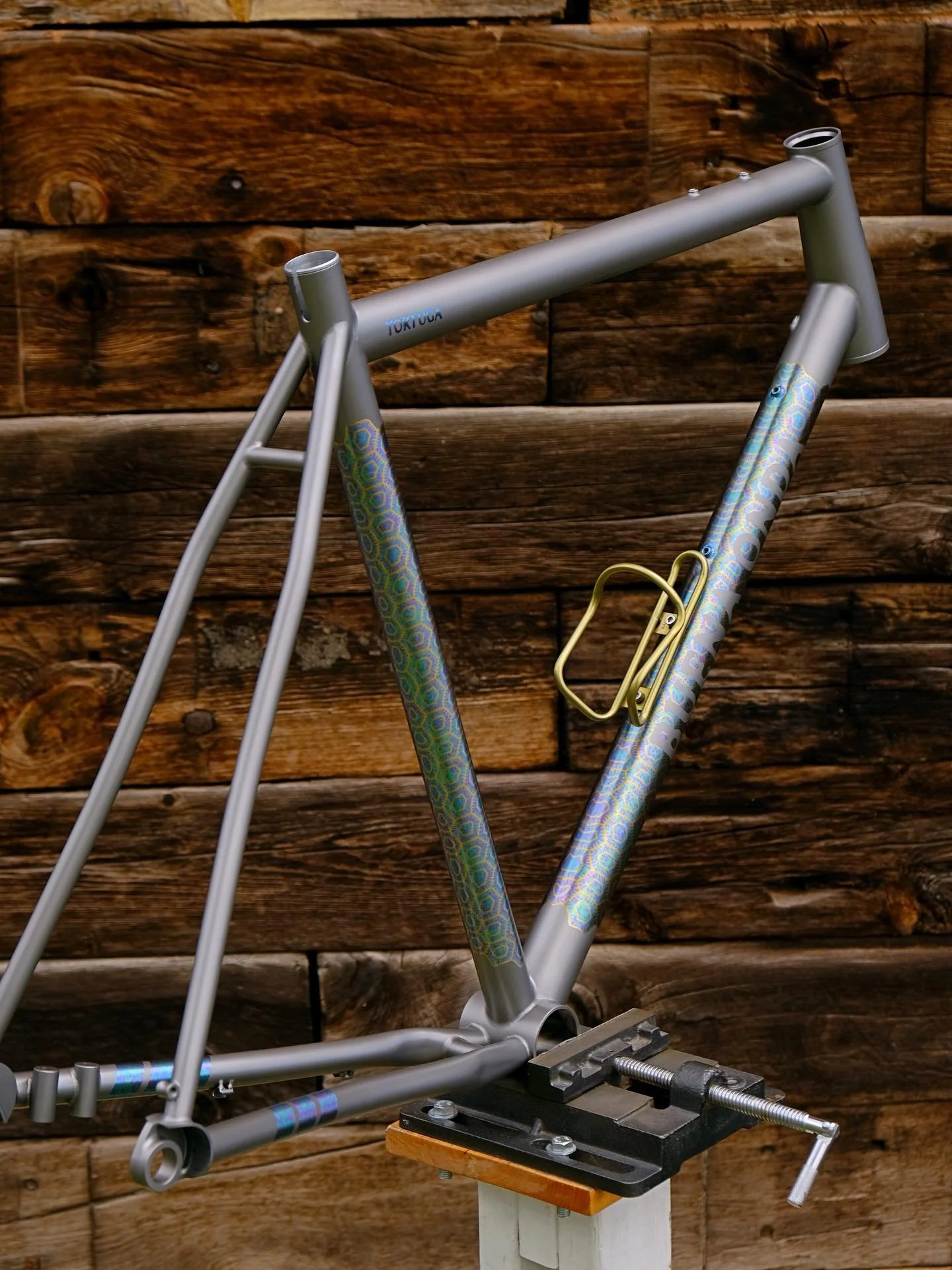 Brian&rsquo;s new Buena Onda, with a bespoke &ldquo;Tortuga&rdquo; tortoise shell finish.
.
.
.
#buenaonda #tibike #titaniumanodizing #cycling #roadbike #gravelbike #mountainbike #mtb #madeinusa #domesticbikes #noboringbikes #titanium #anodizing #col