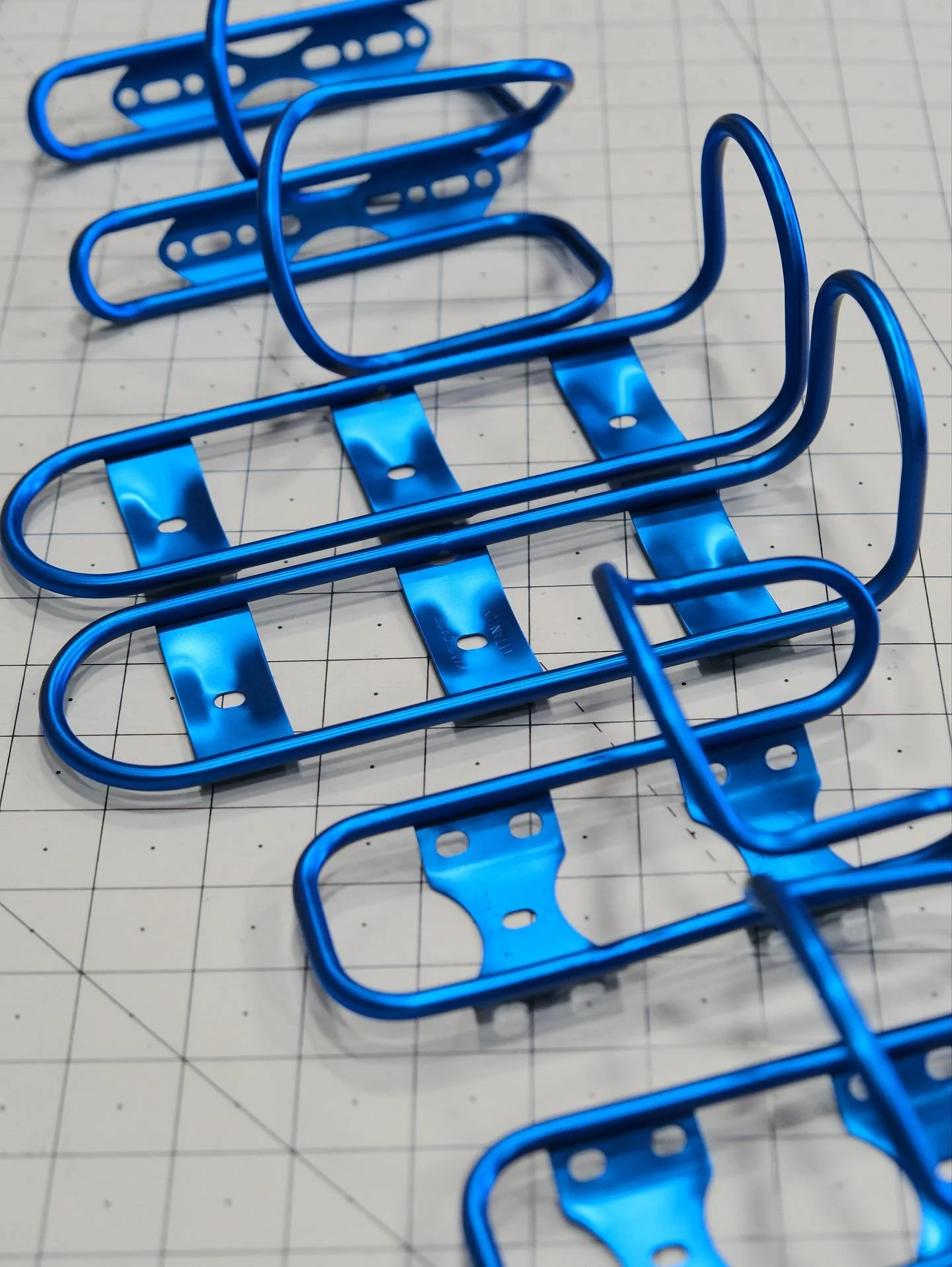Blue Thursday. A run of deep blue including some Manything Cages, King Sideloaders, and Morse Cages.
.
.
.
#kingcage #madeinusa #tibike #titaniumanodizing #cycling #roadbike #touringbike #bikepacking #mtb #mountainbike #brompton #titanium #anodizing 