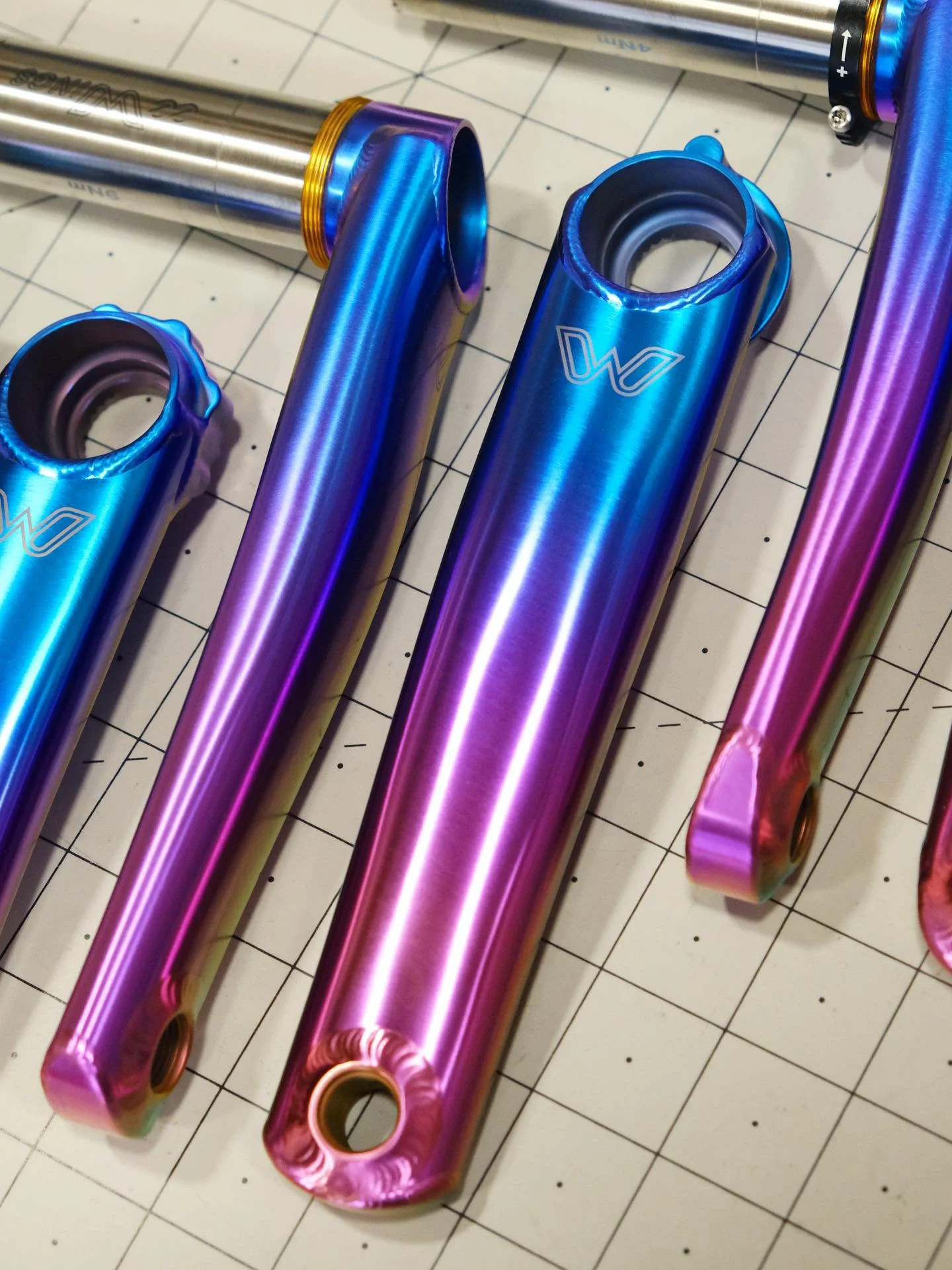 This set of Tie Dye anodized 3-bolt eeWings came out flawlessly last week ✨ I&rsquo;ve still got a gaggle of G1 cranks left over after the 8-Bolt release, they&rsquo;re all on sale while they last. Go git em! You know, if you want em.
.
.
.
#eewinfs 
