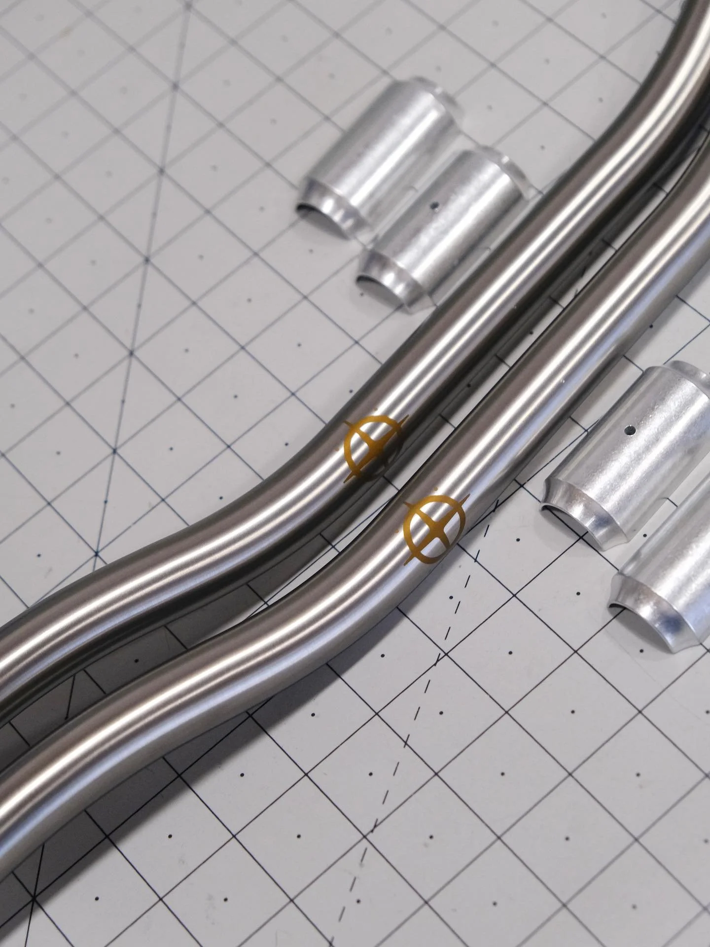 A lovely pair of Meriwether Ti Risers on the bench last week. I love the satin bronze logos on the brushed to 🤩
.
.

.
#meriwethercycles #tibike #roadbike #mountainbike #mtb #madeinusa #cycling #roadbike #mountainbike #mtb #titanium #anodizing