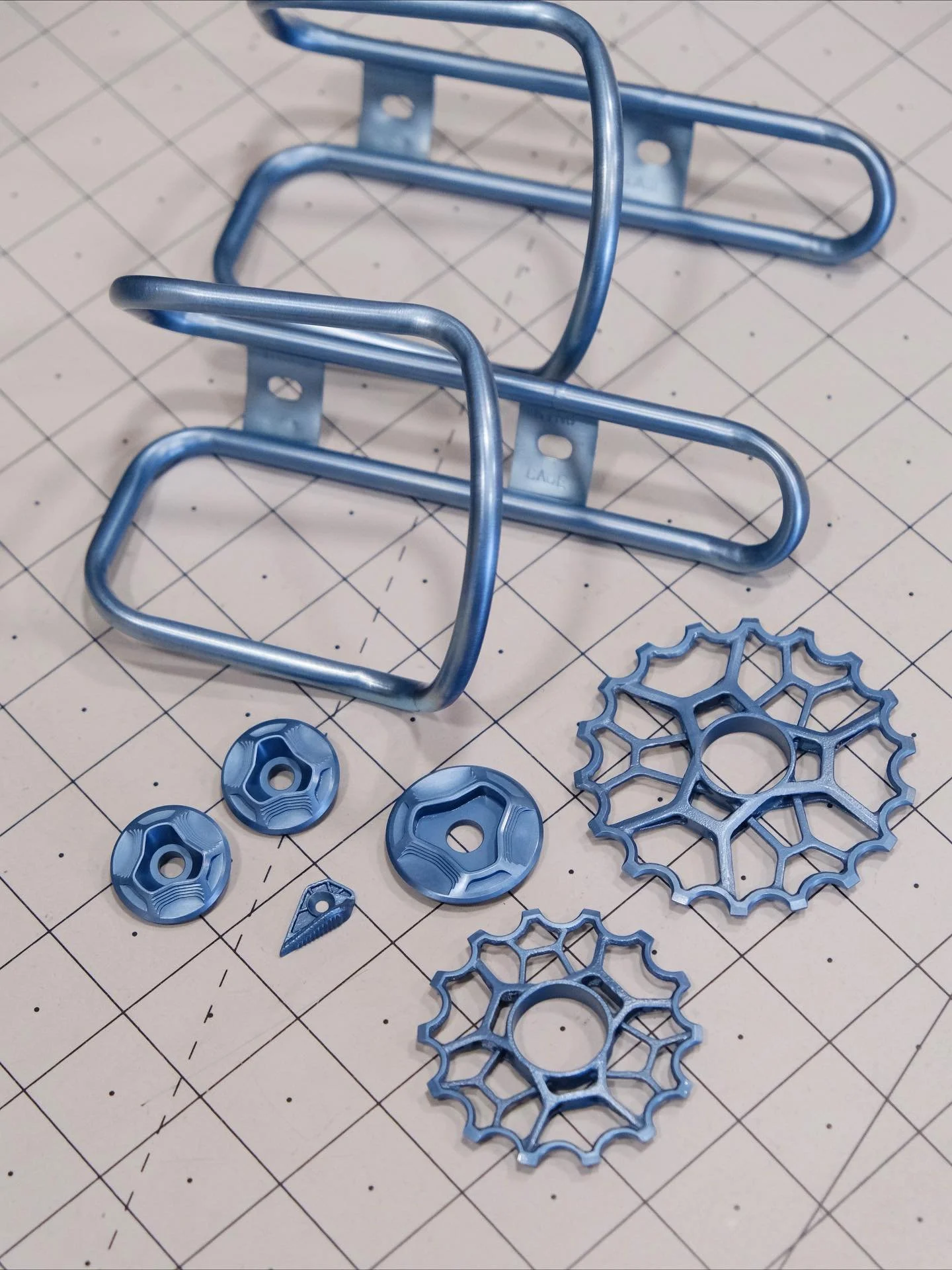 I LOVE how the ice blue looks on these bits I anodized last week for an upcoming project with @steinfenton.
.
.
.
#cycling #titaniumanodizing #madeinusa #kingcage #tibike #roadbike #mountainbike #gravelbike #mtb #titanium #anodizing