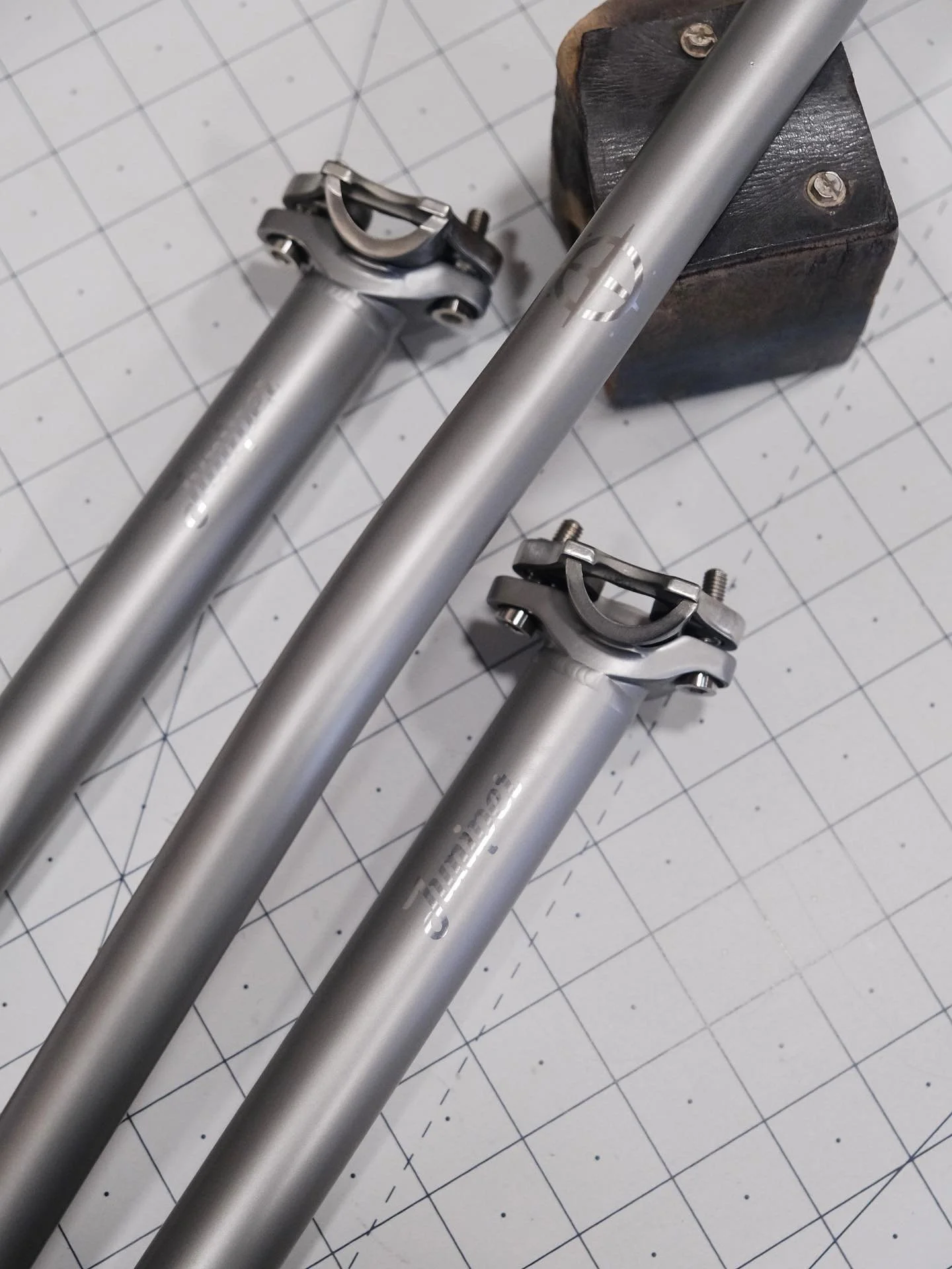 A few satin grey pieces on the bench this week: a pair of Juniper seatposts and a Meriwether Doible Bend Sweeper bar ✨
