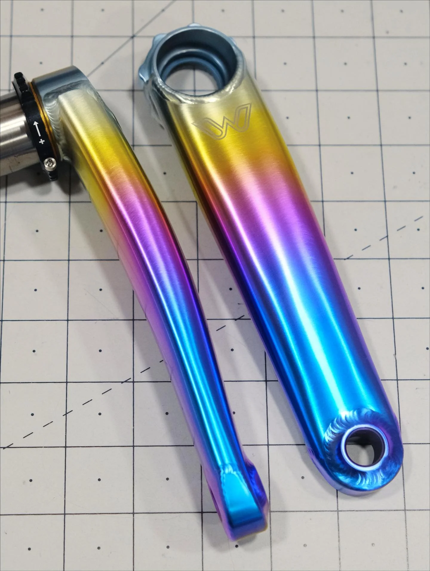 This set of new 8-bolt eeWings got a special anodized fade to match that on the California Dreamin&rsquo; Moots factory finish on Paul&rsquo;s new bike 😵&zwj;💫😵
.
.
.
#eewings #titaniumanodizing #cycling #roadbike #mountainbike #moots #tibike #tit
