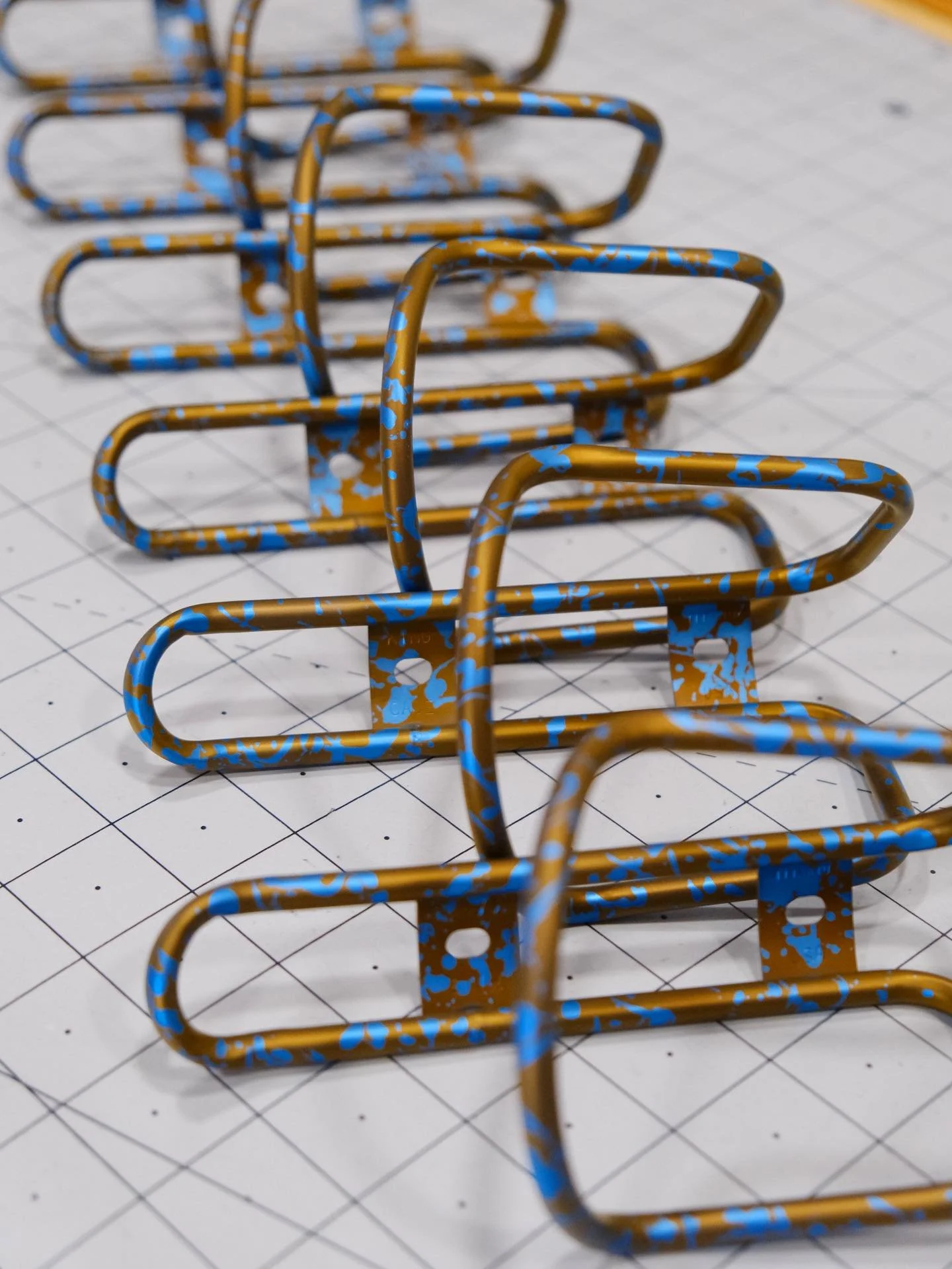 A few SPLASH splatter anodized King Cages that were in the shuffle recently 🍫💦
.
.
.
#titaniumanodizing #kingcage #tibike #cycling #roadbike #mountainbike #mtb #madeinusa #noboringbikes #titanium #anodizing #colorado