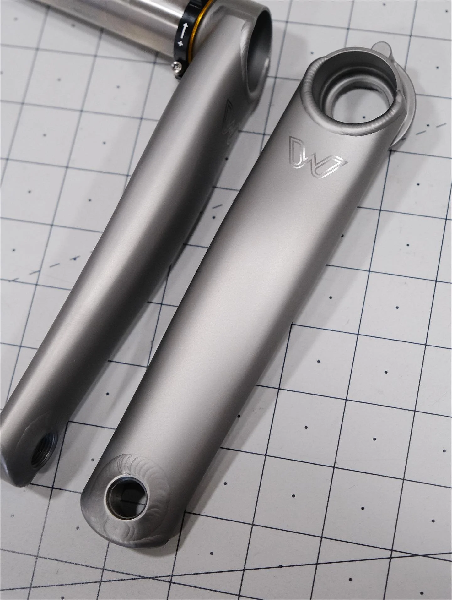 Preeeetty. I always love how this satin grey looks on eeWings. It&rsquo;s perfect for the timelessness of the eeWings themselves.
.
.
.
#canecreek #eewings #tibike #cycling #roadbike #mountainbike #mtb #titanium #tibike #colorado