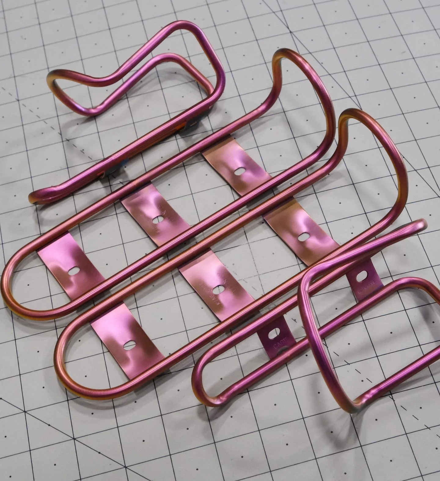 A set of special pink anodized King Cages and Manything cages for Fiona 🦩
.
.
.
#kingcage #bikepacking #cycling #titaniumanodizing #roadbike #mountainbike #mtb #madeinusa #titanium #anodizing