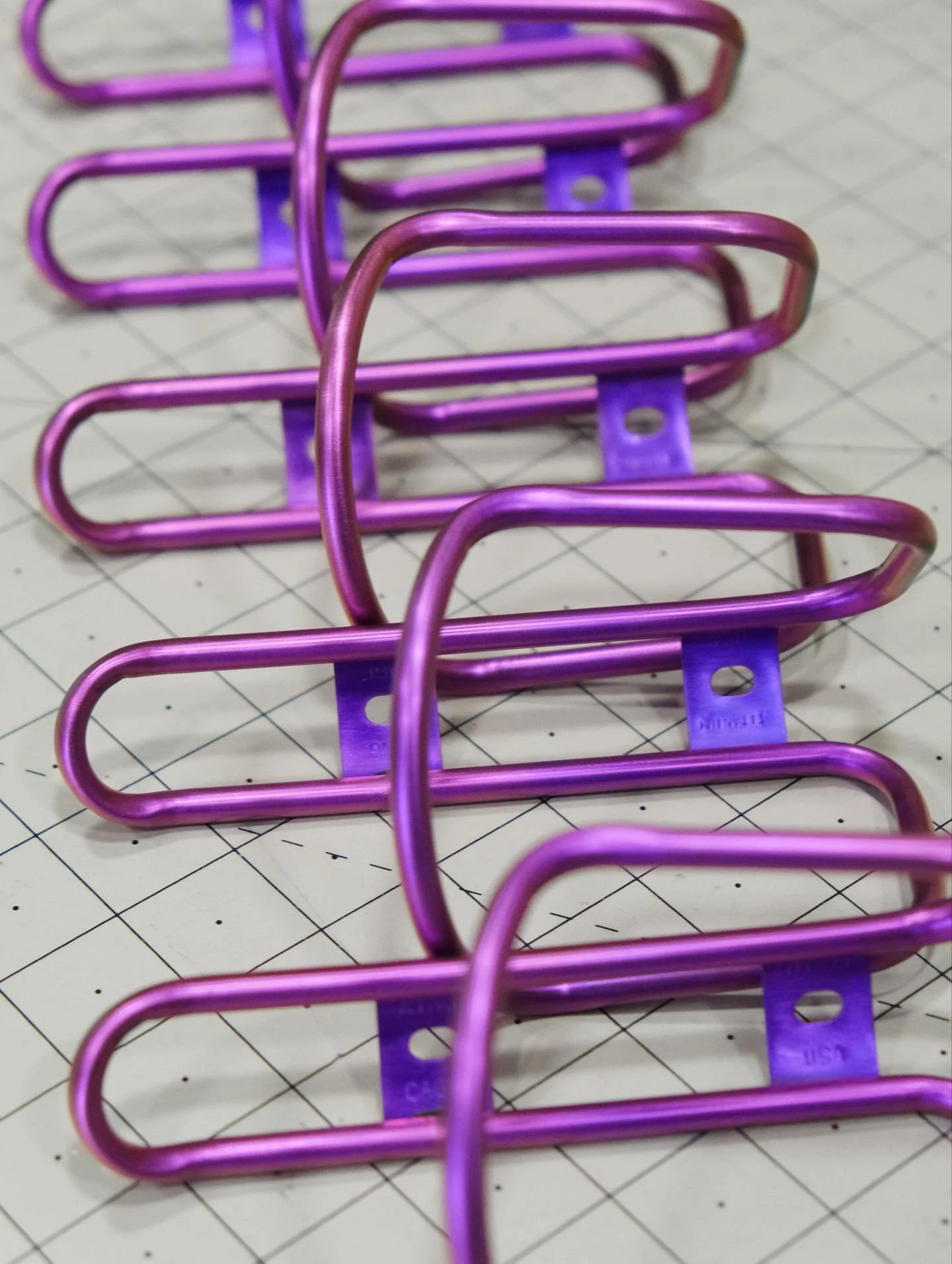 A little flight of violet anodized King Cages in the bench a couple of weeks ago 👾