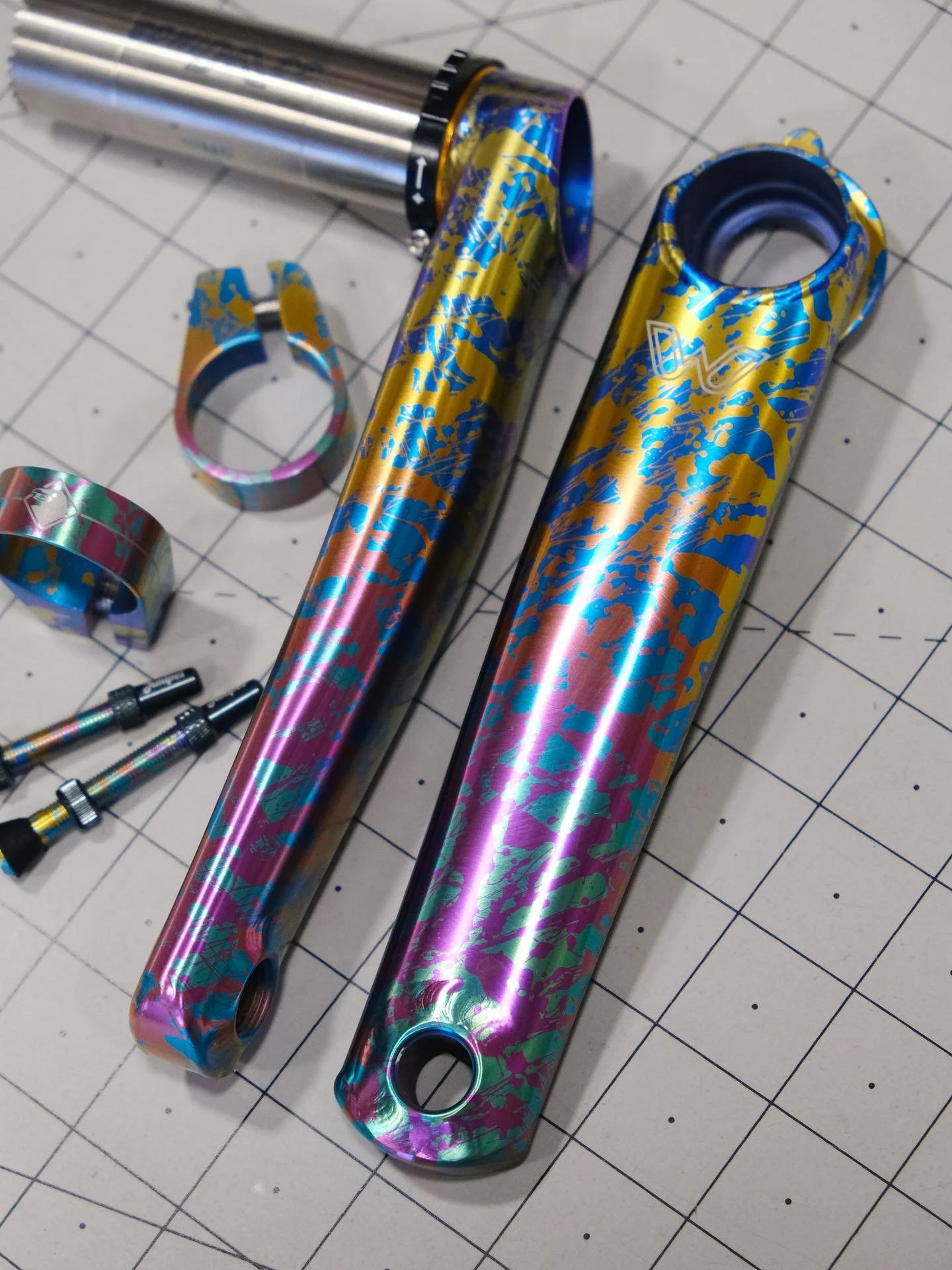 A set of splatter ano eeWings, batched here with a few Juniper bits, going out the door last week for Kiyoteru.
.
.
.
#titaniumanodizing #eewings #tibike #cycling #roadbike #mountainbike #mtb #gravelbike #titanium #anodizing #colorado
