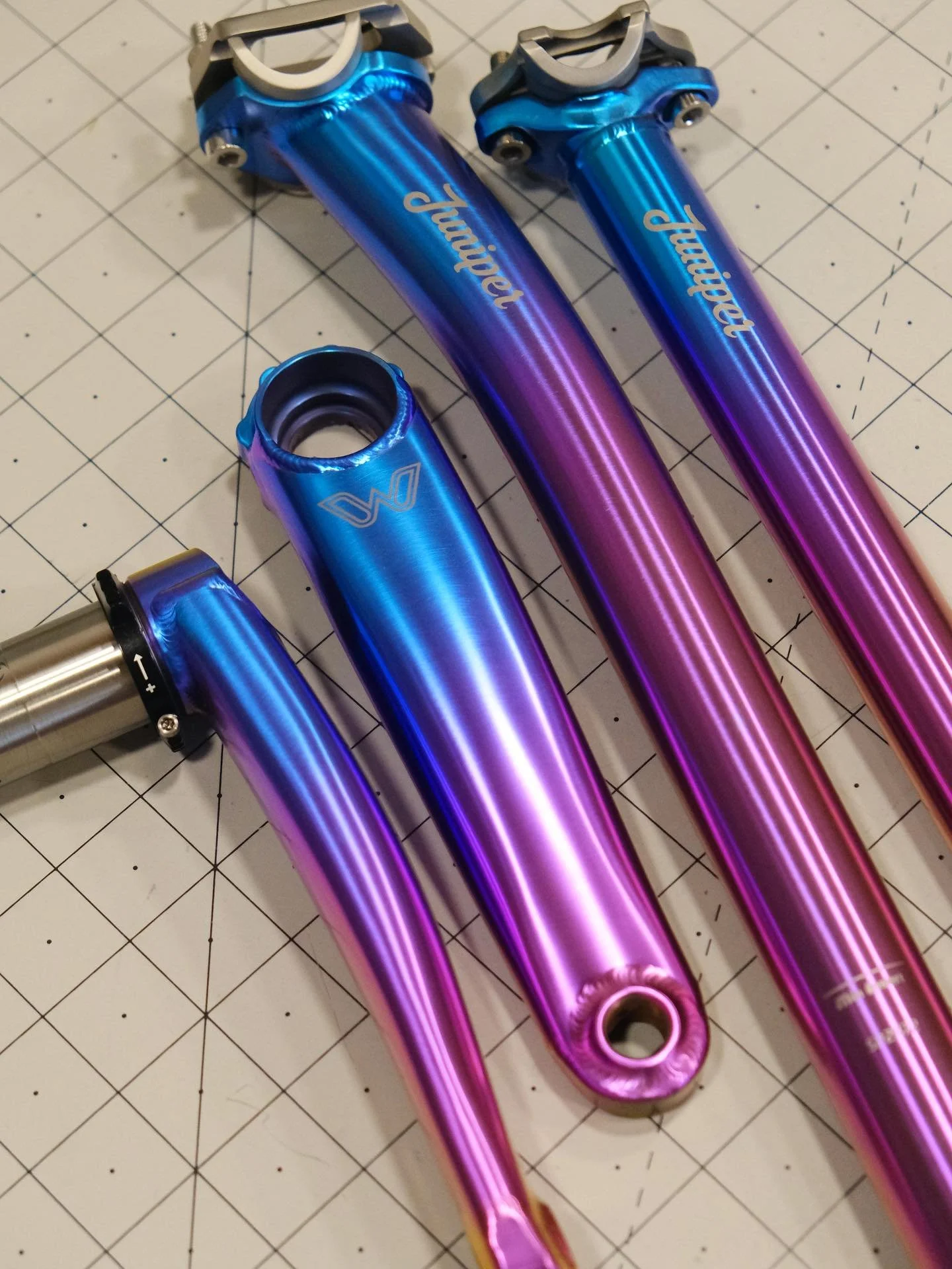 A nice new set of 8-bolt eeWings, finished in the classic Tie Dye violet to turquoise fade π€€