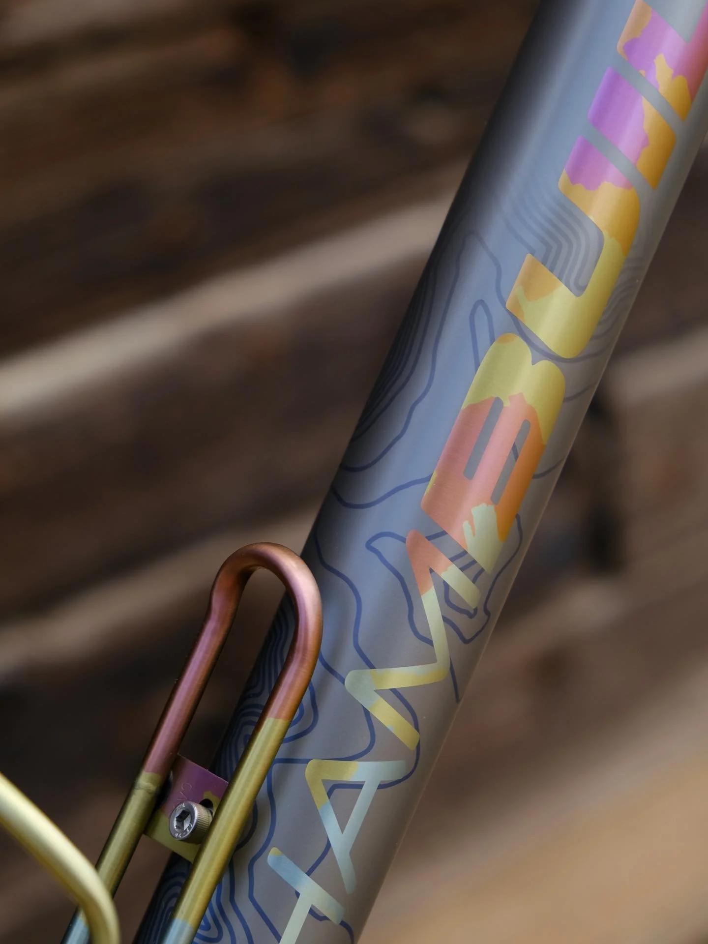 Jerry’s new Bingham Built, with a bespoke finish inspired by a very special spot in the desert Southwest ποΈ
.
.
.
#binghambuilt #roadbike #gravelbike #cycling #madeinusa #titanium #anodizing #colorado #titaniumanodizing #custombicycle #bikeart