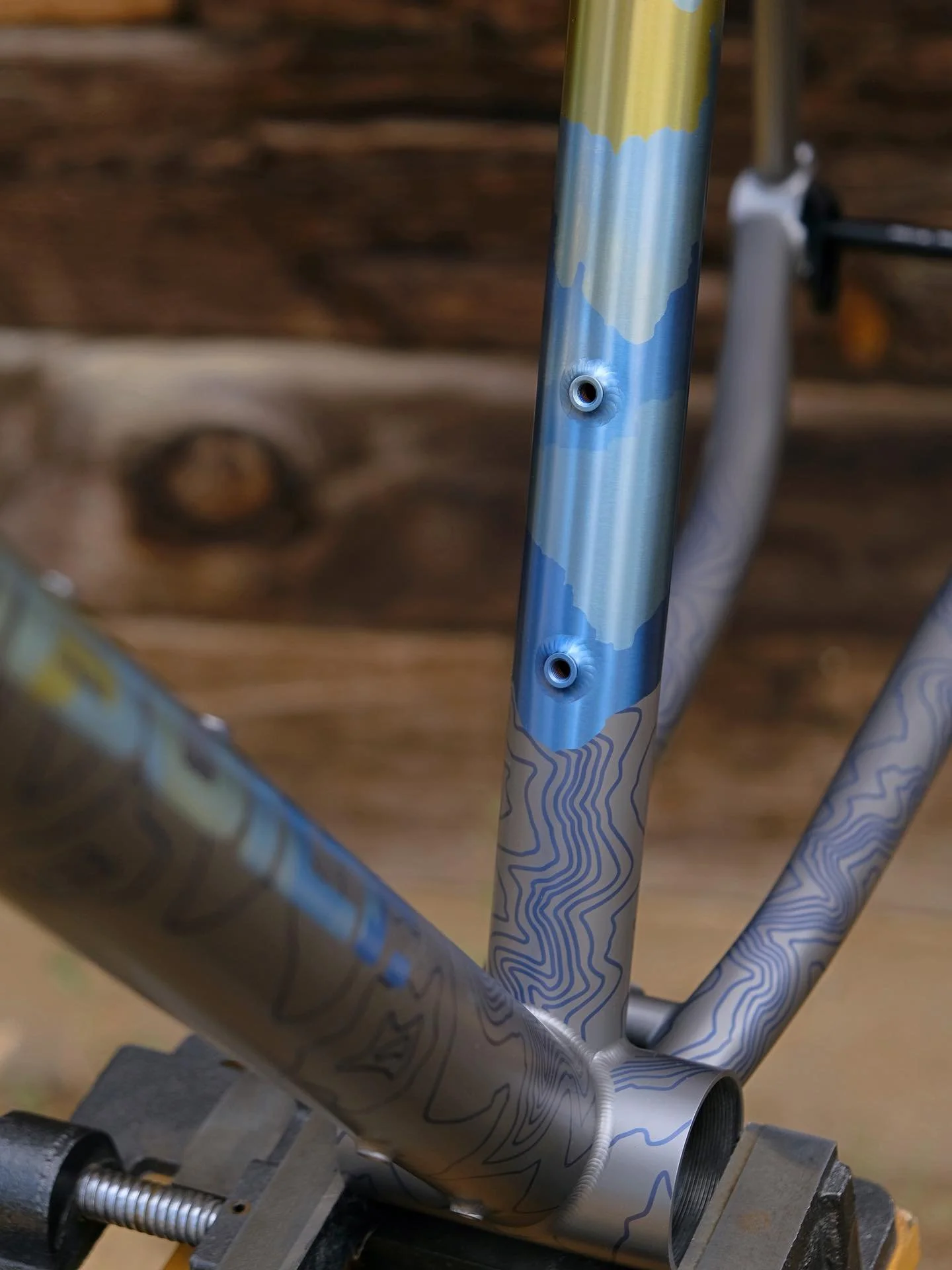 Jerry’s new Bingham Built π€©
.
.
.
#binghambuilt #titaniumanodizing #madeinusa #cycling #roadbike #gravelbike #mtb #mountainbike #tibike #titaniumbicycle #custombicycle #noboringbikes #titanium #anodizing #colorado #steamboatsprings