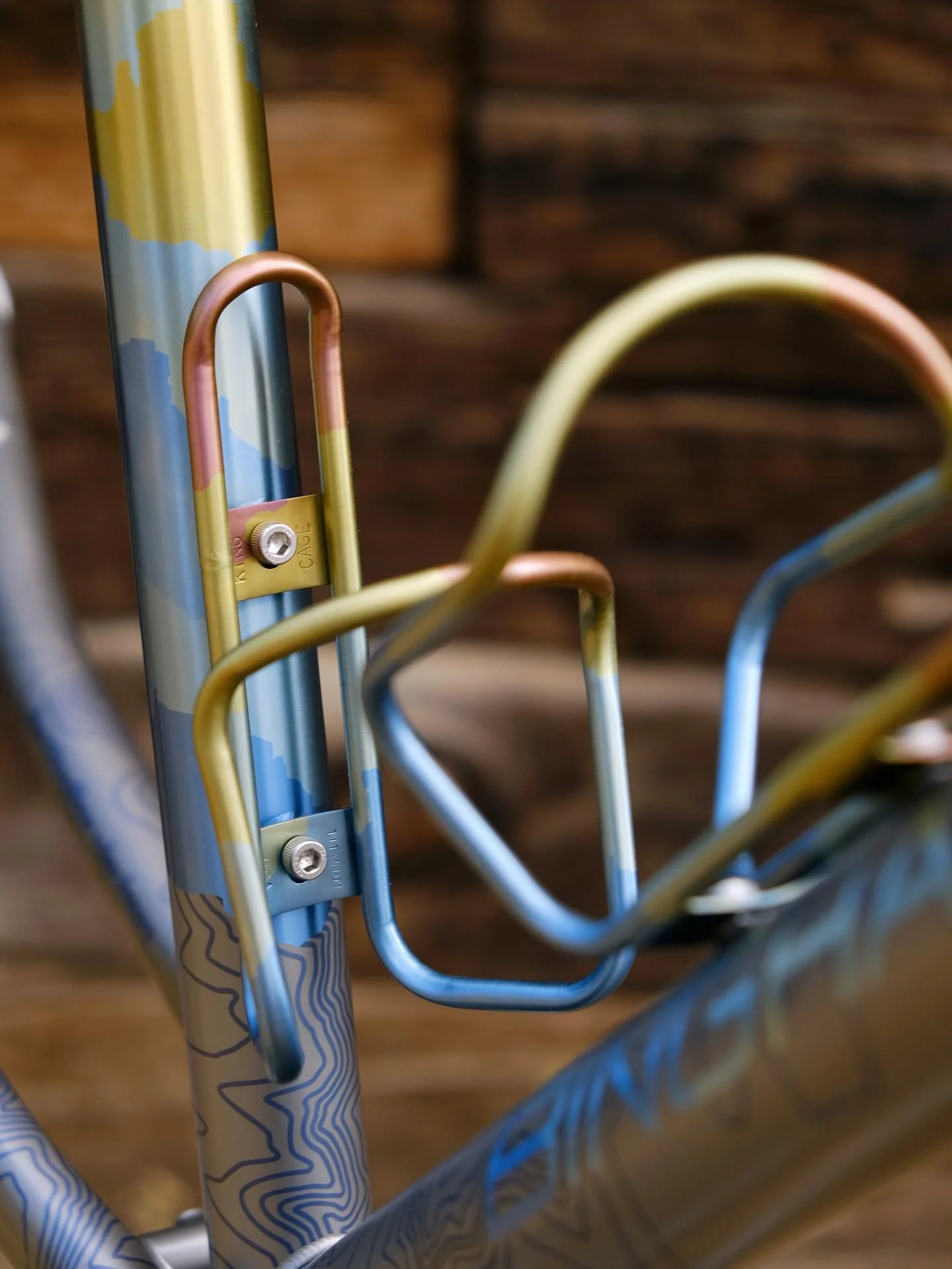 Skipping the matched bottle cages would be a missed opportunity, I’m glad Jerry wanted to add them. They look 11/10 with his “Valley of the Gods” anodized finish ποΈβ¨
.
.
.
#kingcage #tibike #binghambuilt #madeinusa #roadbike #grave
