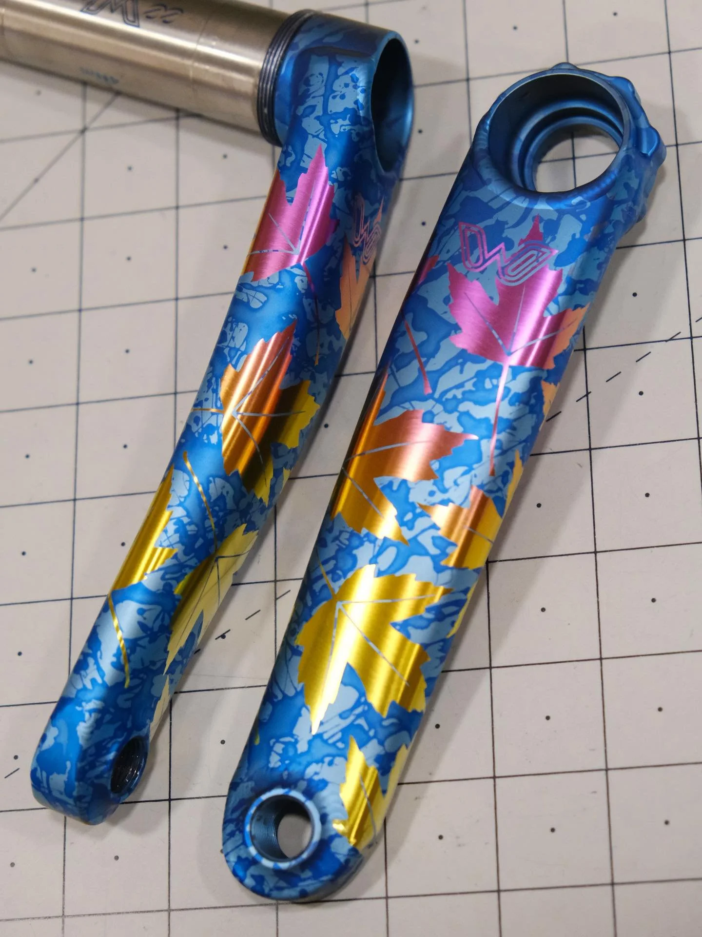 A few more shots of the collaborative eeWings I did recently with Cane Creek to celebrate the AMBC fall festivalπππ 
For a chance to win them, head over to @canecreekusa and follow the link in bio!
.
.
.
#eewings #fallfoliage #bikeart #titaniuman