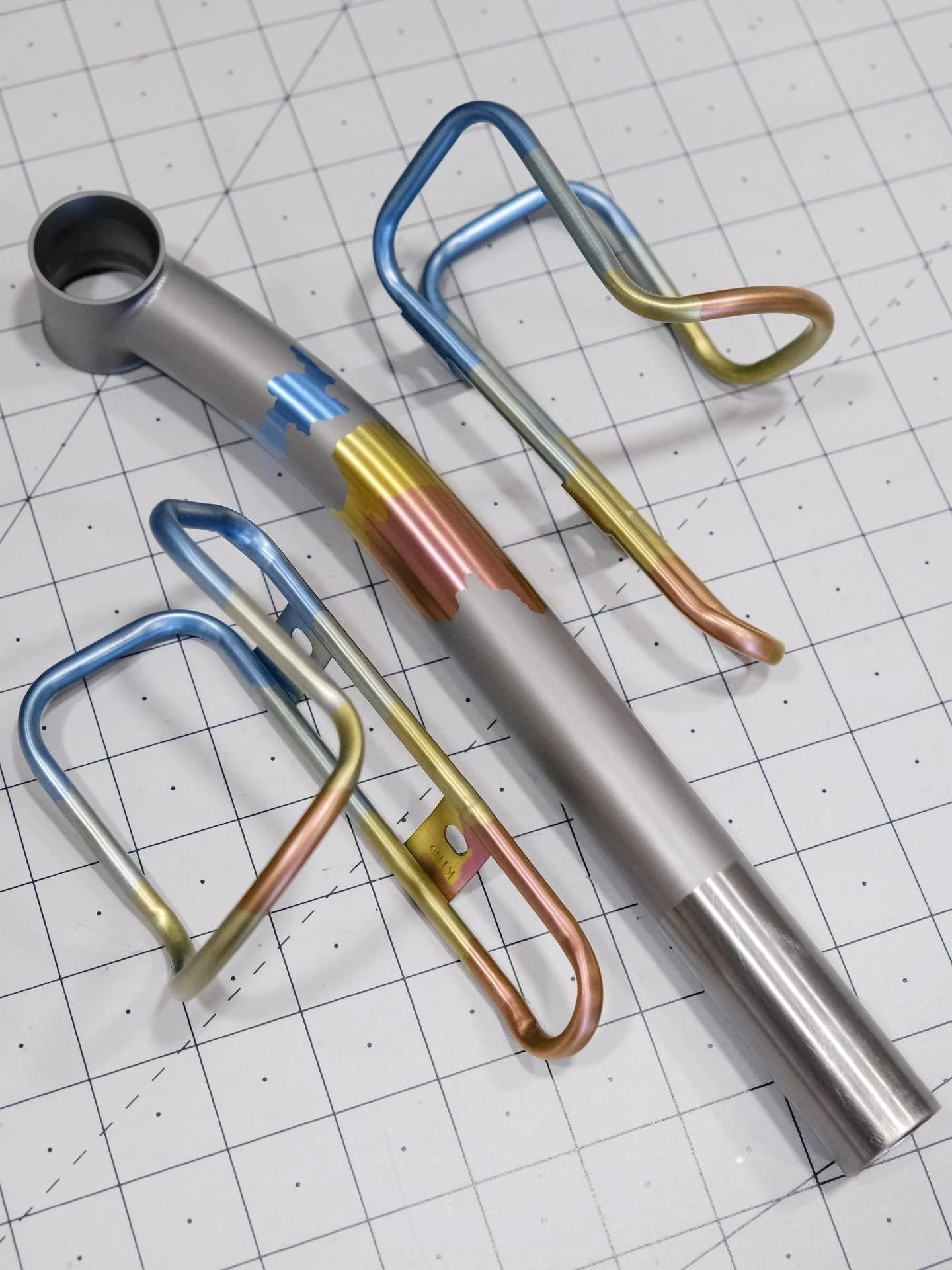 A matched Bingham Built seatpost and King Cage set, perfectly anodized to match Jerry’s recent Valley of the Gods Bingham Built π€©
.
.
.
#kingcage #binghambuilt #madeinusa #titaniumanodizing #tibike #custombicycle #noboringbikes #cycling #roadb