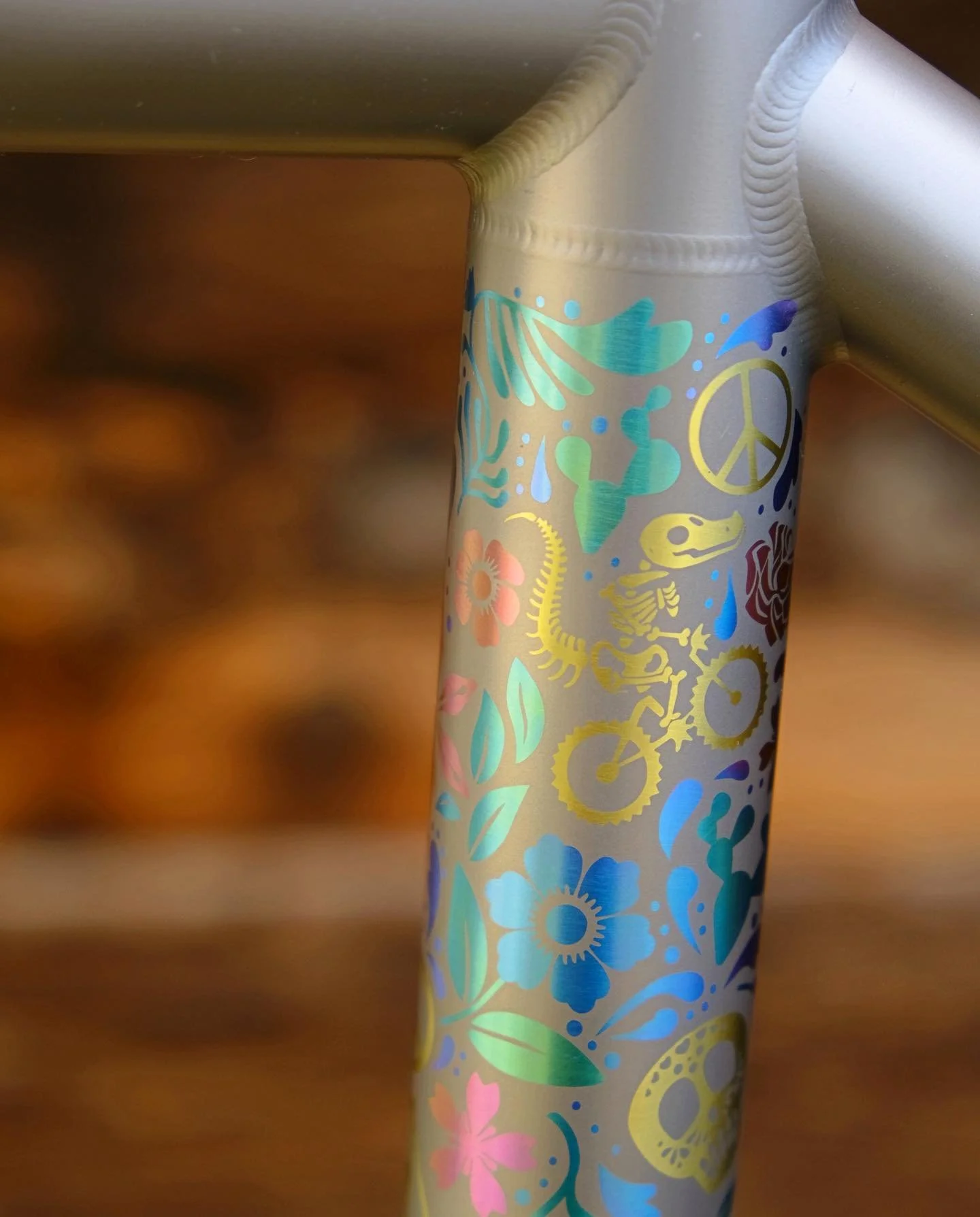 Happy spooky everyone! Just in time for the holiday, this Sugar Gator is a sneak preview of the bespoke finish I recently did for Roger&rsquo;s Moots refinish - more on that soon 🌸💀🌺🐊