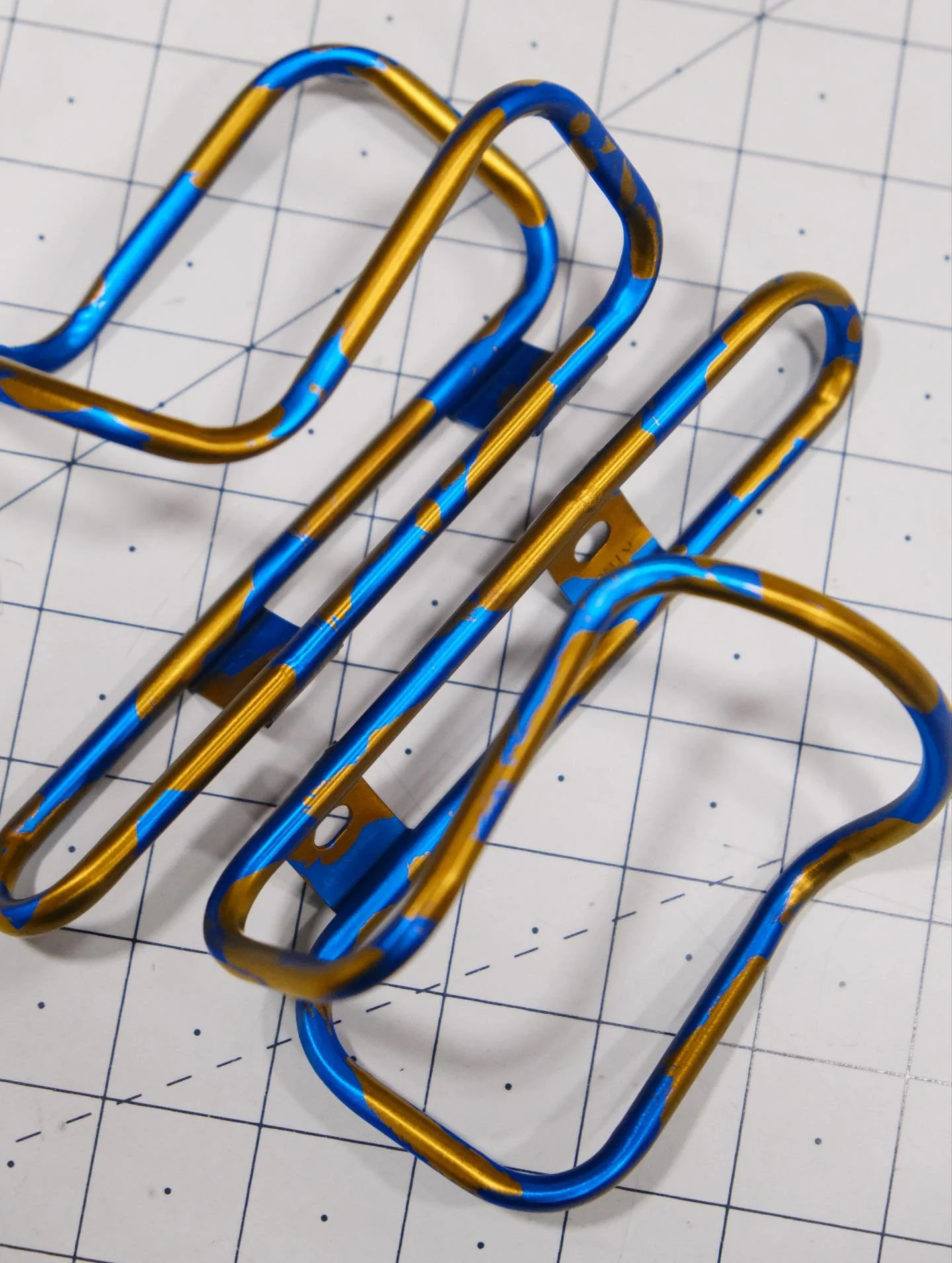 A set of custom &ldquo;brushstroke&rdquo; deep blue and bronze King Cages (Flat Tops) that shuffled through the shop recently. I was trying to match the ano texture on the client&rsquo;s Black Sheep frame and literally just brushed splatter masking o