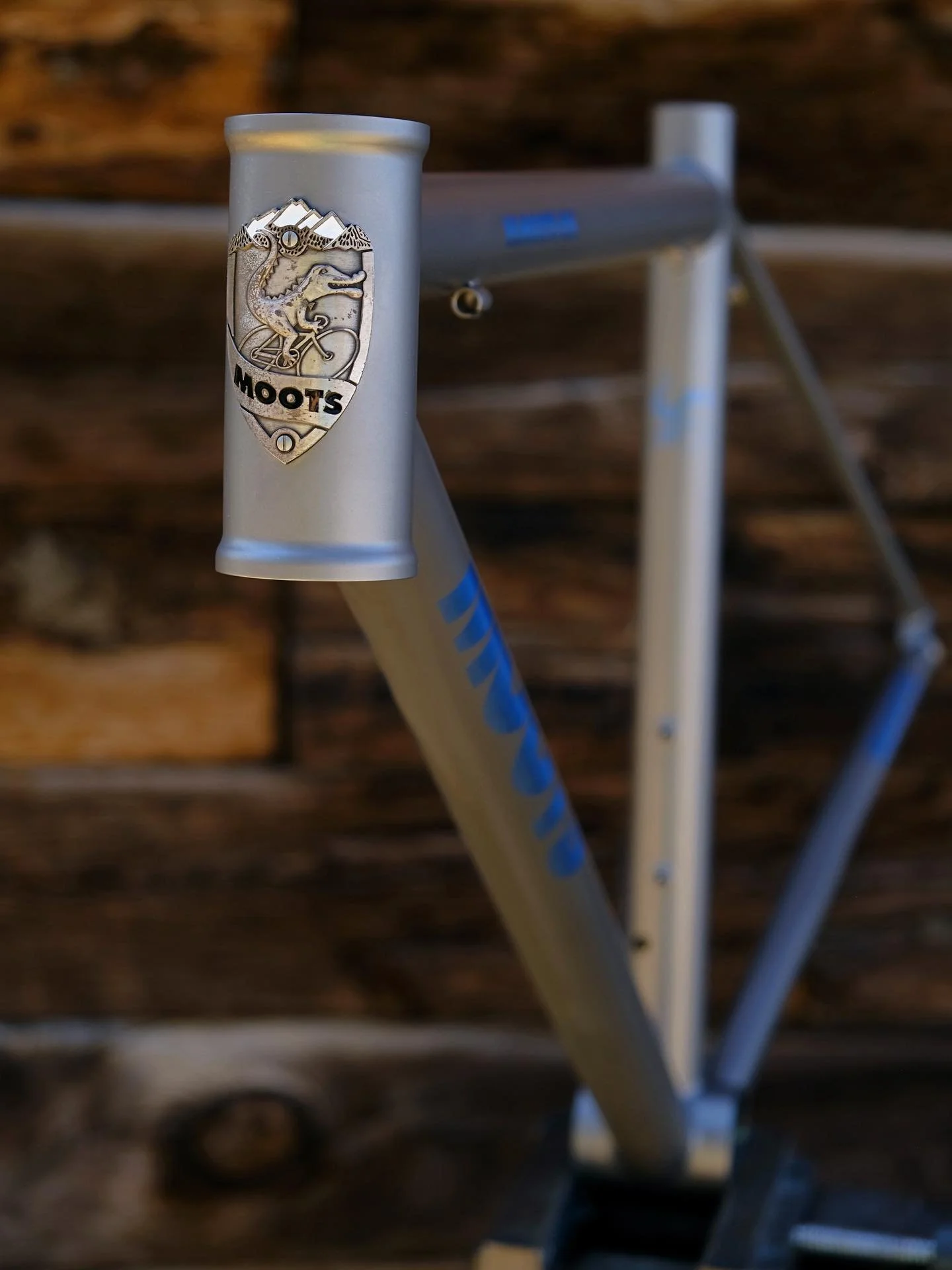 Hiroshi&rsquo;s Moots refurbish, with factory graphics anodized in a slick medium blue 💙🐊💙
.
.
.
#moots #tibike #cycling #roadbike #mountainbike #mtb #madeinusa #titanium #anodizing