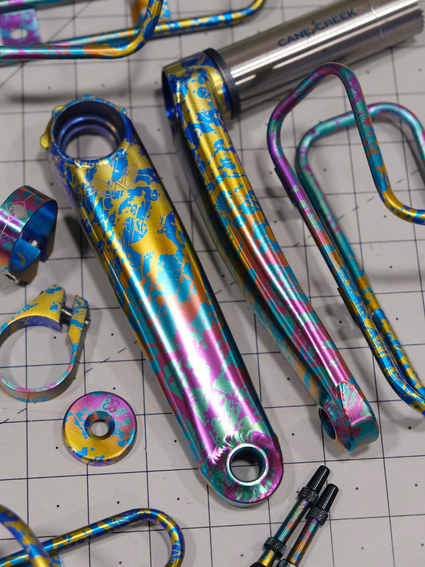 These beautiful splatter anodized eeWings match up beautifully with the other bits and bobs in our webstore anodized in the same splatter. If you missed the announcement, all eeWings are 20% for the rest of November, though sizes are limited!
.
.
.
#