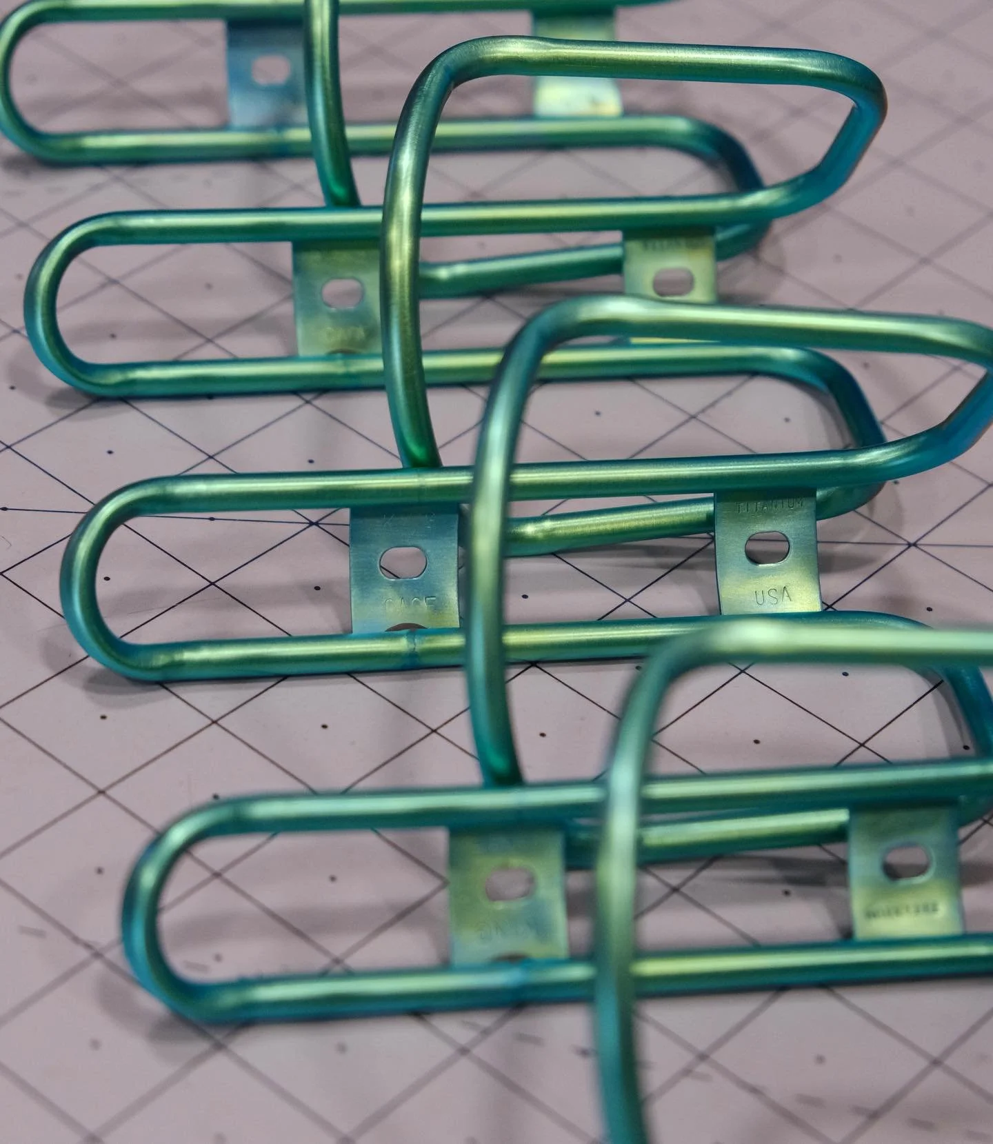 This 93v emerald green is the most difficult color to achieve in the ti ano spectrum, when a run comes out this well it&rsquo;s 💯
.
.
.
#kingcage #cycling #roadbike #mountainbike #mtb #madeinusa #noboringbikes #titaniumanodizing #titanium #anodizing