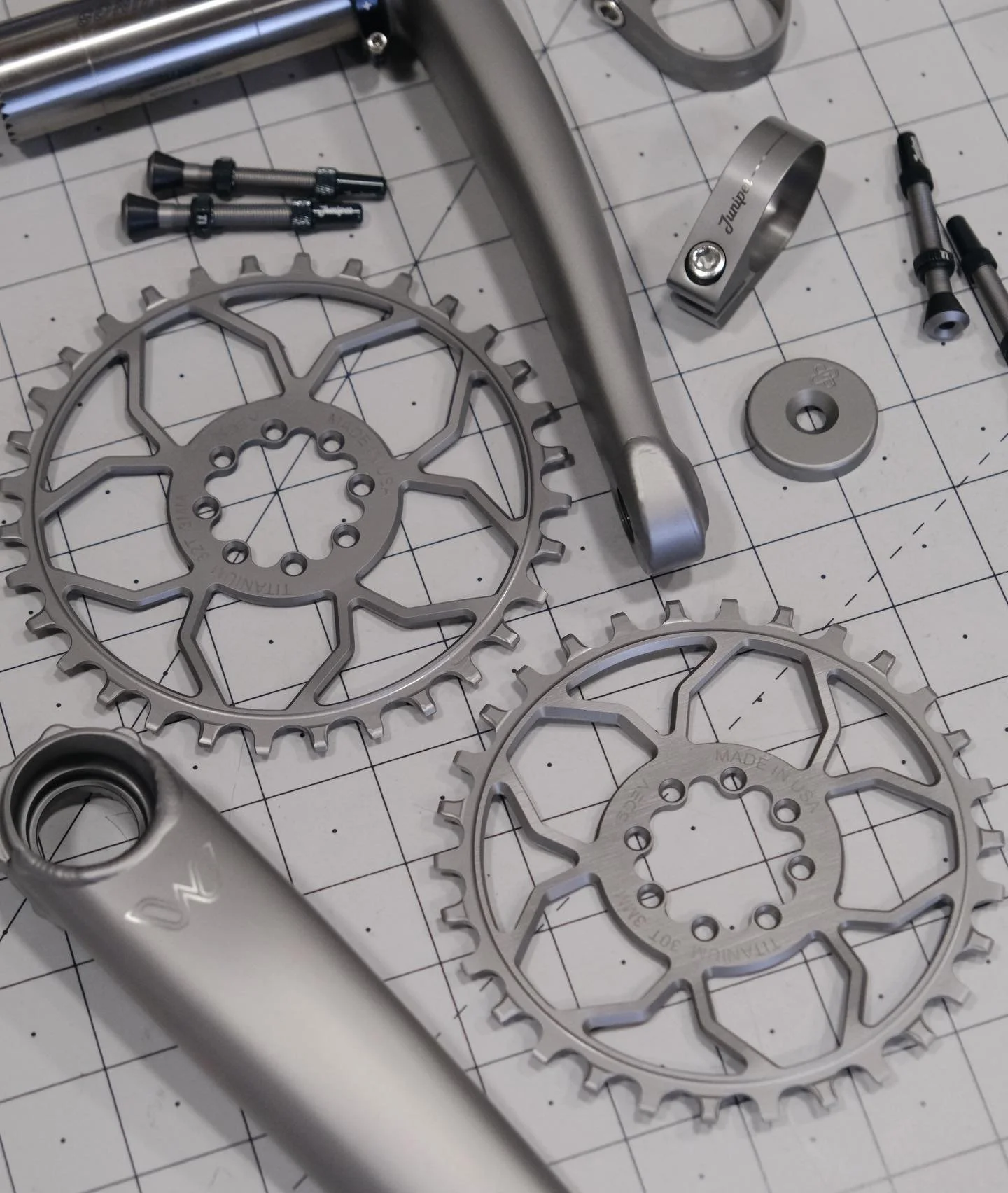 Pretty little things in the shuffle last week 🤩
.
.
.
#eewings #5DEV #titaniumanodizing #tibike #cycling #roadbike #mountainbike #mtb #madeinusa #tibike #colorado