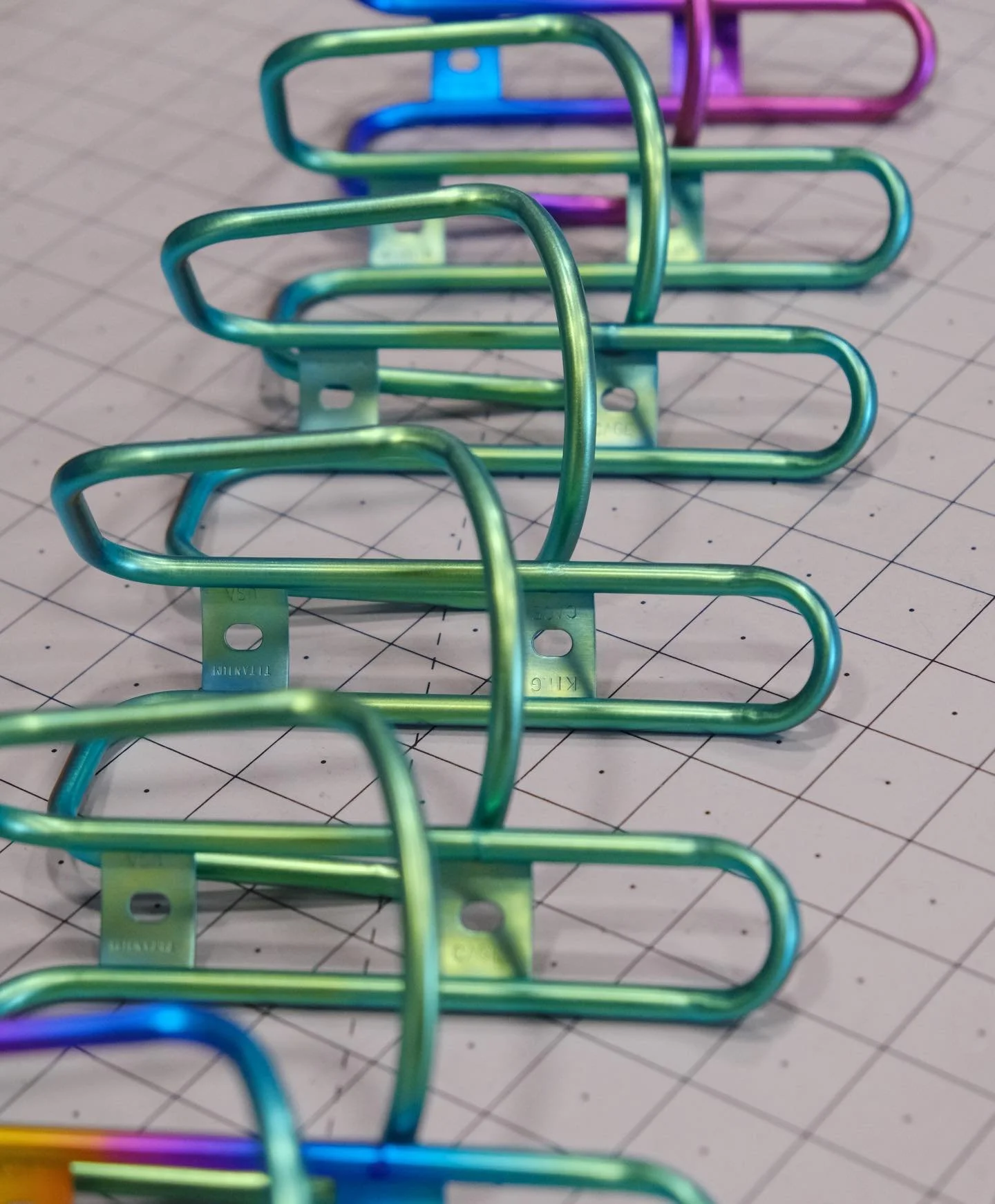 A few cages in that knockout emerald green in the shuffle yesterday 🌱🌱🌱🌱
.
.
.
#kingcage #titaniumanodizing #tibike #cycling #roadbike #mountainbike #mtb #madeinusa #titanium #anodizing #colorado