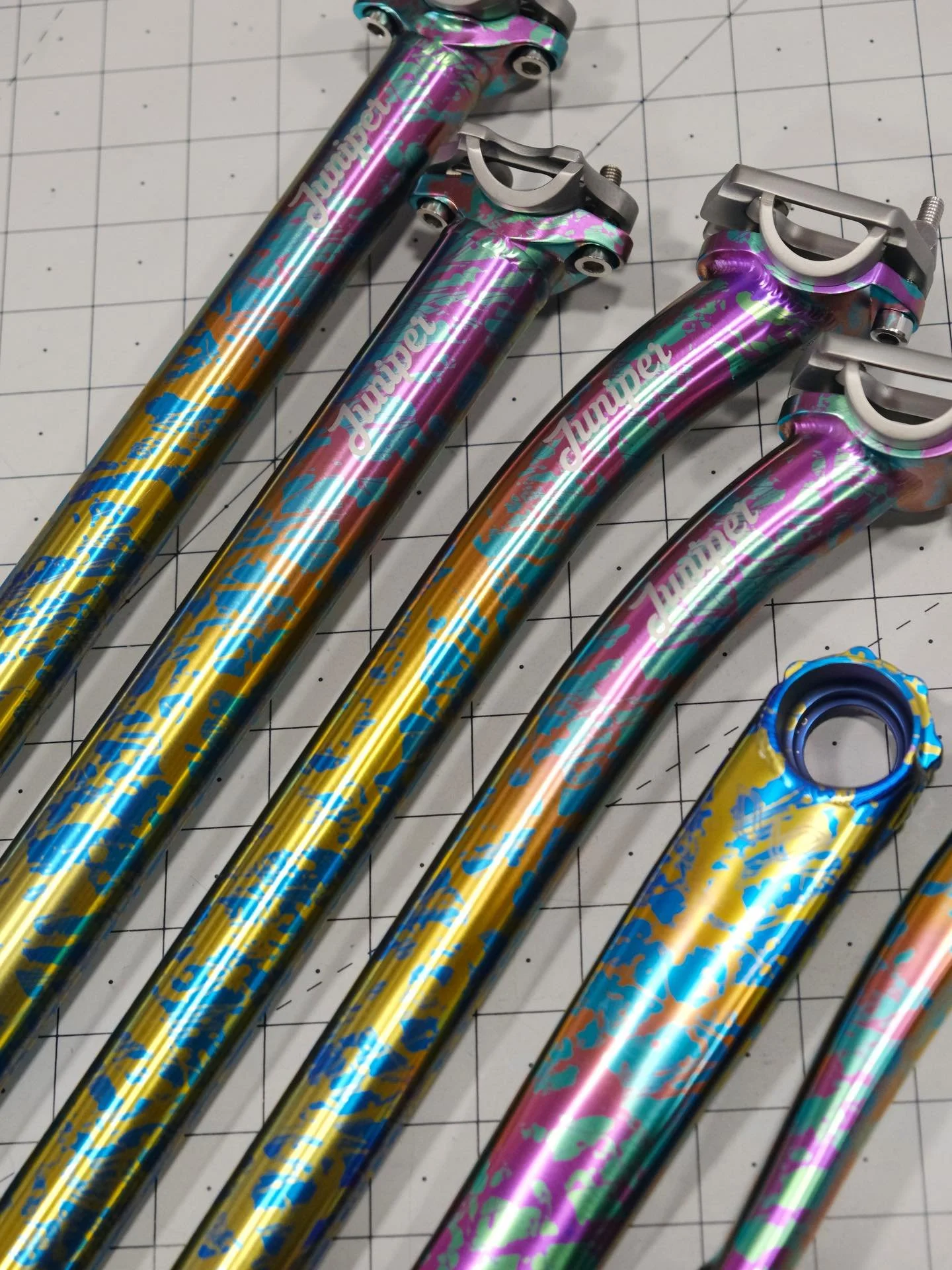 A restock of Juniper seatposts last week headed for the Agave webstore, these finished in compound fade splatter ano ✨✨✨
.
.
.
#titaniumanodizing #tibike #cycling #custombicycle #roadbike #mountainbike #mtb #noboringbikes #titanium #anodizing #colora