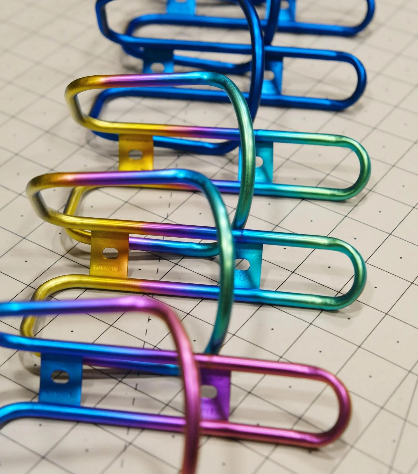 Anodizing rainbow King Cages always brightens my day 🌈🦄🌈
.
.
.
#kingcage #rainbow #titaniumanodizing #tibike #cycling #roadbike #mountaimbike #mtb #titanium #anodizing #colorado