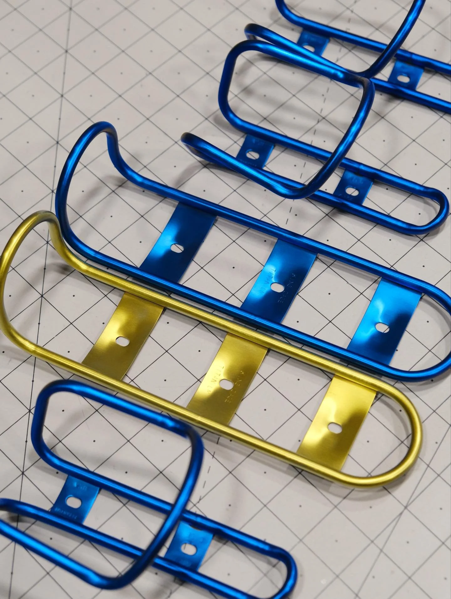 If you&rsquo;ve got affection for both the utilitarian and the elegant, these King Cage Manything cargo cages will speak your language. Restocking in blue and gold last week, both timeless colors 💙💛
.
.
.
#kingcage #titaniumanodizing #cycling #made