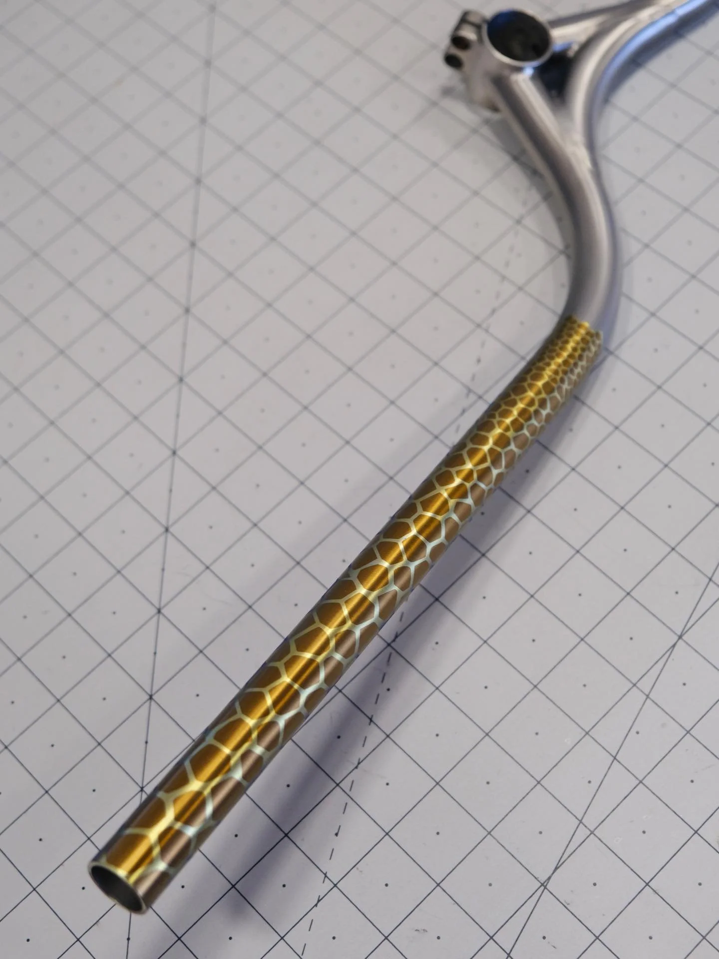 Cheetah print? Nah, that&rsquo;s been done. Check out Steve&rsquo;s GIRAFFE PRINT Oddity Razorbars 🦒
.
.
.
#titaniumanodizing #cycling #custombicycle #madeinusa #colorado