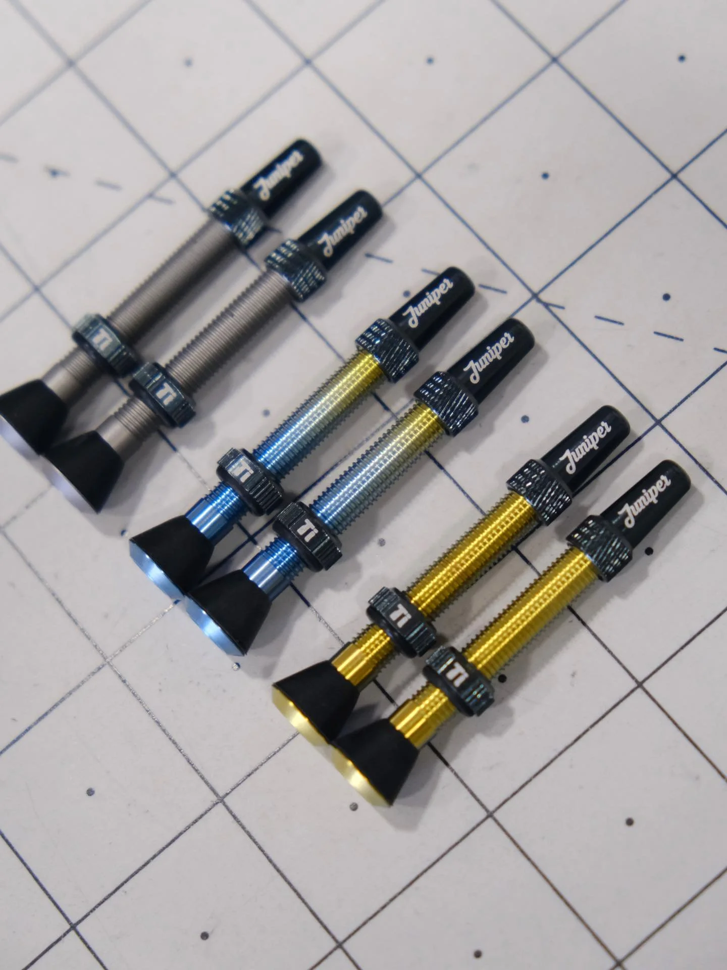 Ooolala! A special set of Juniper valve stems in a gold to ice blue fade for Peter S.
.
.
.
#titaniumanodizing #cycling #mtb #custombicycle #colorado