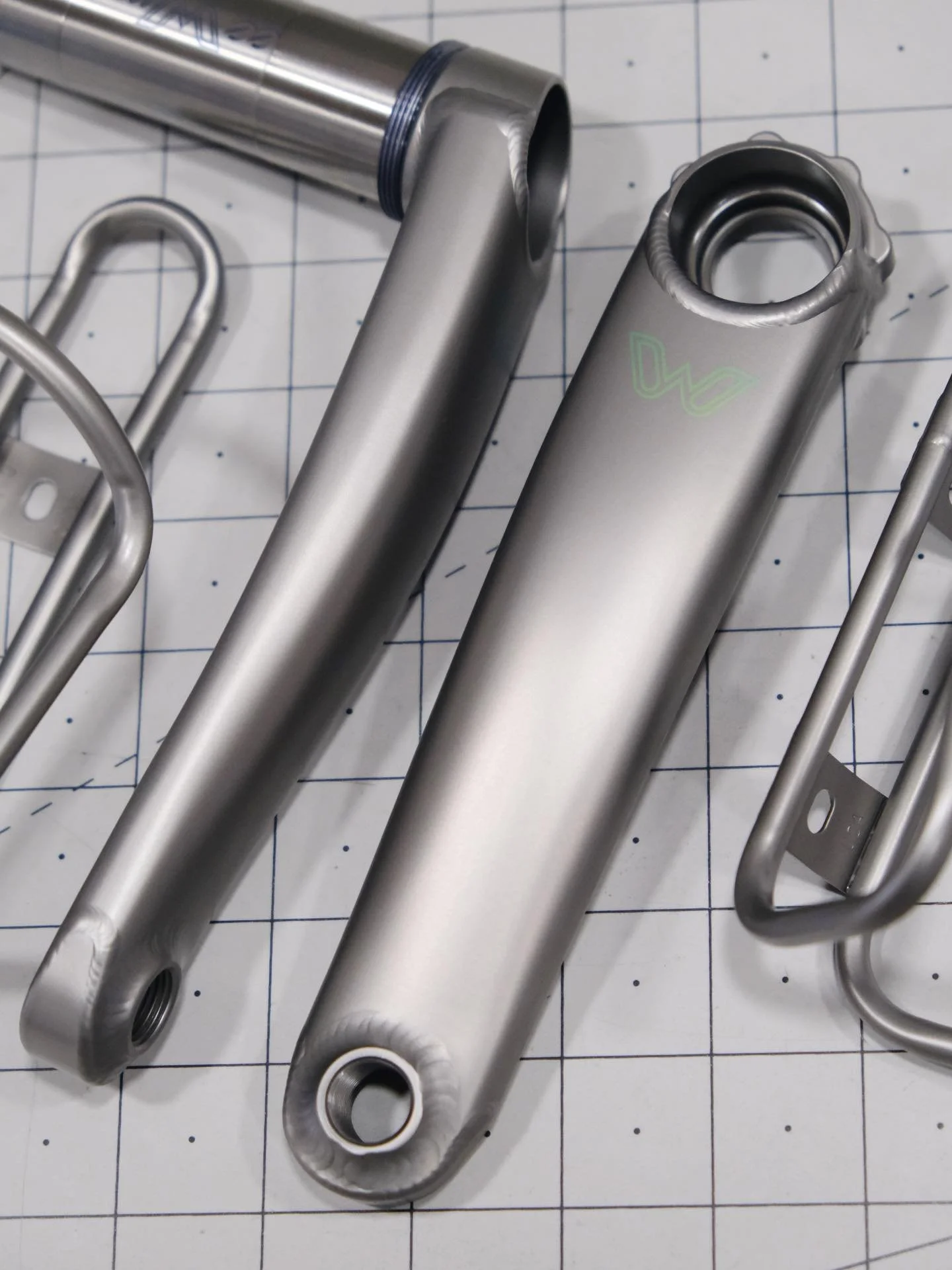 A subtle custom touch for Jason&rsquo;s eeWings, satin green eeWings logos 😉
.
.
.
#eewings #titaniumanodizing #cycling #colorado #custombicycle