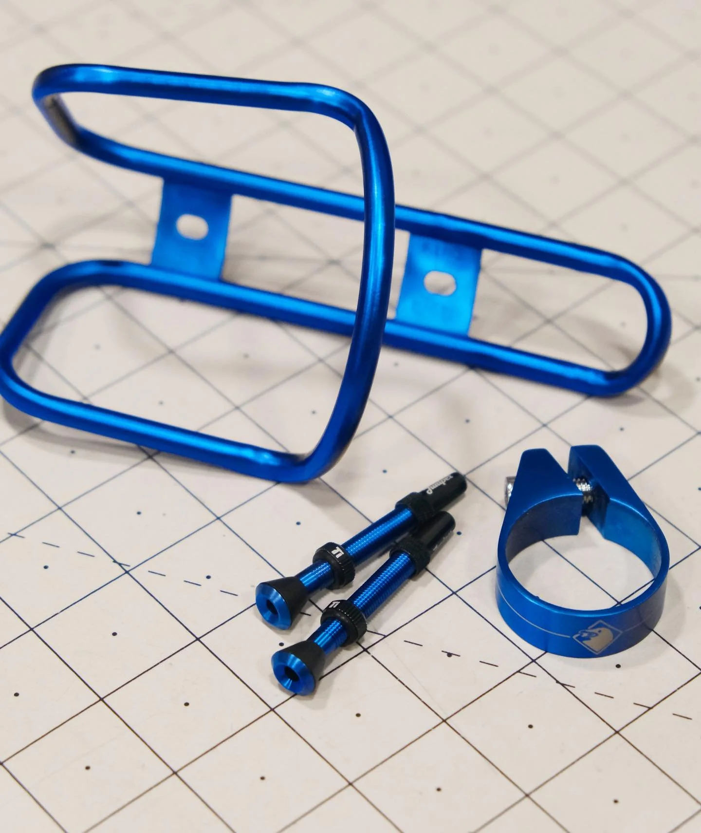 A deep blue anodized Juniper seat collar and set of valve stems on the bench last week, perfectly matched to the King Cages and other goodies that we do 💙