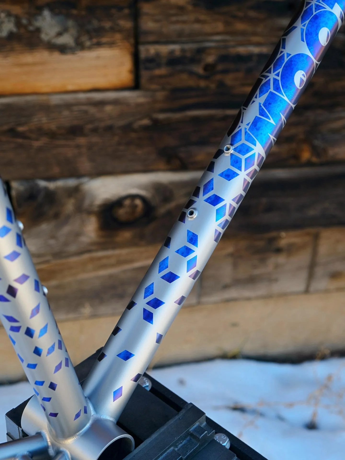 This new Moots Routt for Kory came out so well&hellip; I might need to do my road frame in this dissapating diamonds motif 🤩
.
.
.
#moots #titaniumanodizing #cycling #madeinusa #colorado