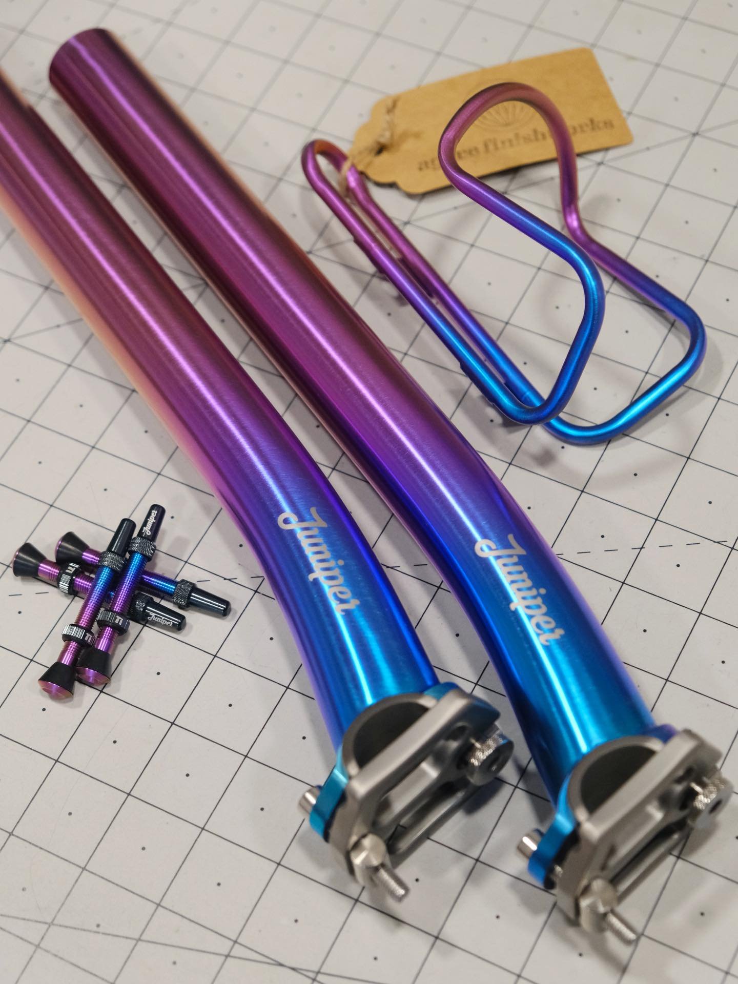 A little batch of Tie Dye components last week: a pair of Juniper seatposts, some Juniper ti valve stems, and a King Cage. Perfect match!
.
.
.
#kingcage #titaniumanodizing #tibike #cycling #titanium