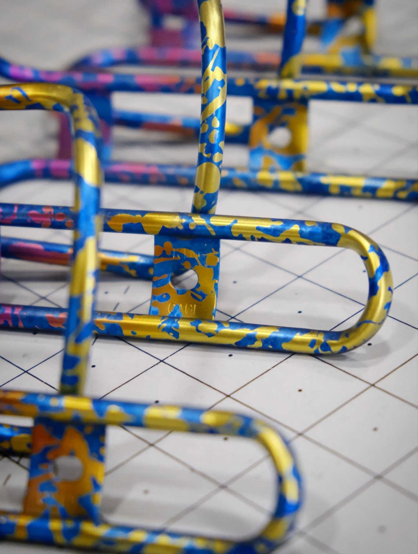 The &ldquo;Surf&rdquo; splatter ano is the most time consuming colorway that I do, but MAN is it worth the time. It really pops on the 5DEV cranks, and looks spectacular on these King Cages.
.
.
.
#kingcage #titaniumanodizing #cycling #madeinusa #cus