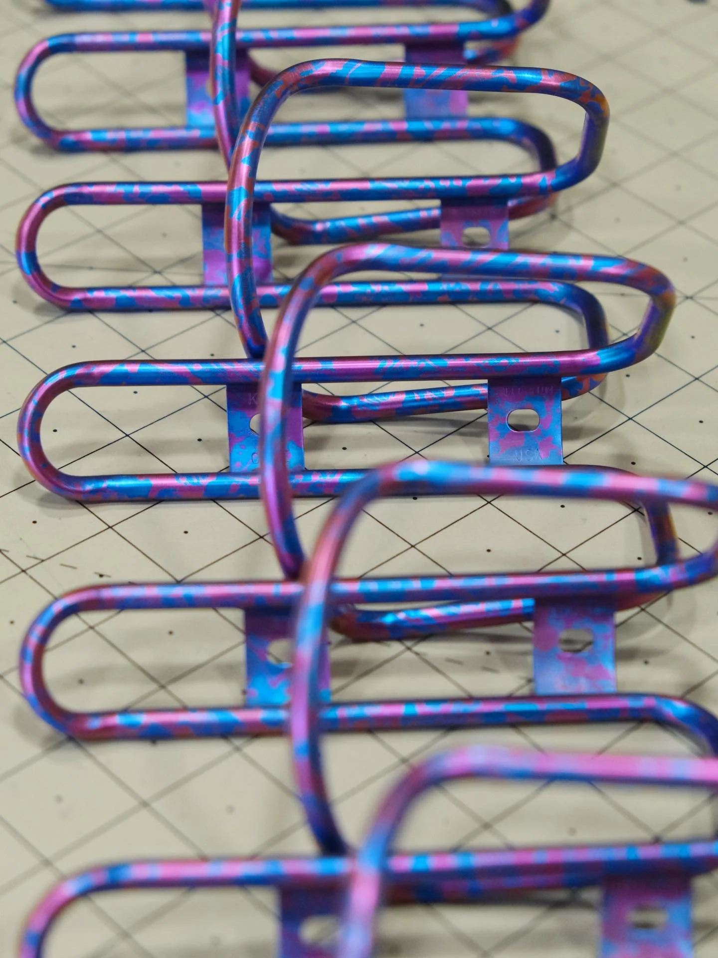 Violet and turquoise splatter??? 11/10.
.
.
.
#splatterano #kingcage #titianiumbike #cycling #titaniumanodizing