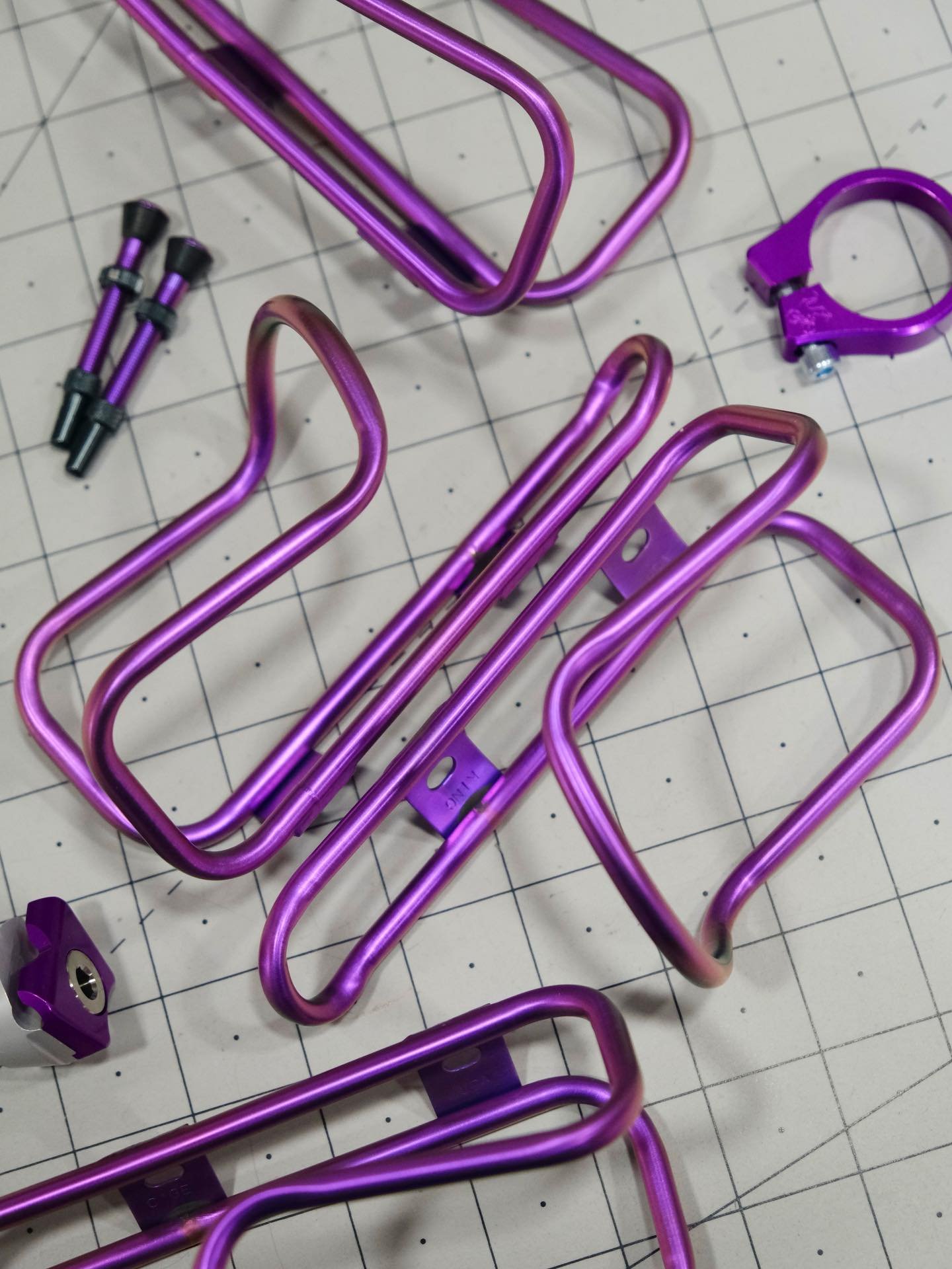 Well, those are pleasing. A perfect run of violet King Cages to match up perfectly with some other violet bits 😎
.
.
.
#titaniumanodizing #kingcage #bikebling #custombicycle #colorado