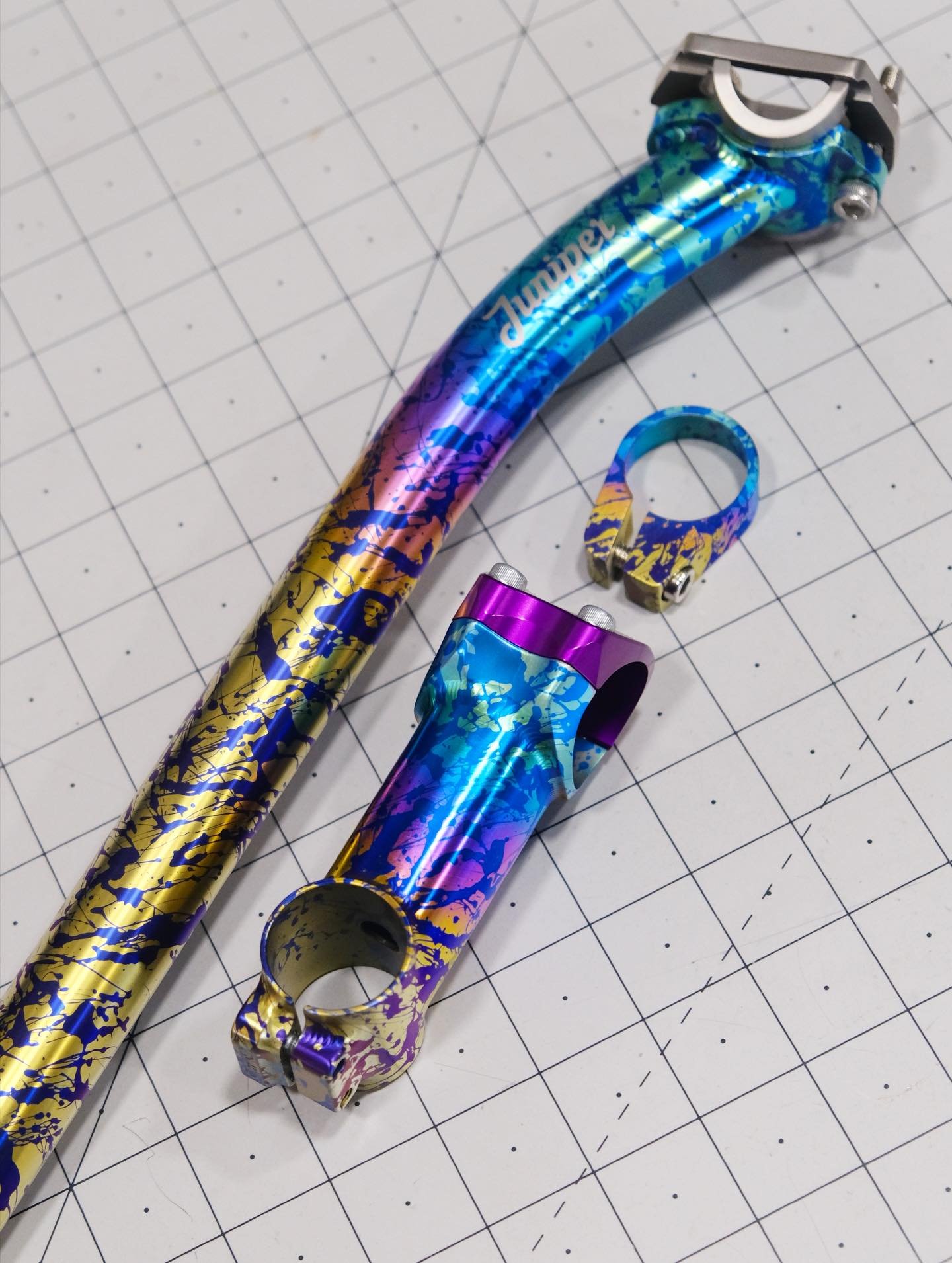 WHOA these look good. A Bingham Built stem, as well as a Juniper seatpost and collar, in a rainbow splatter ano for Elizabeth 🤯
.
.
.
#binghambuilt #madeinusa #splatterano #cycling #colorado