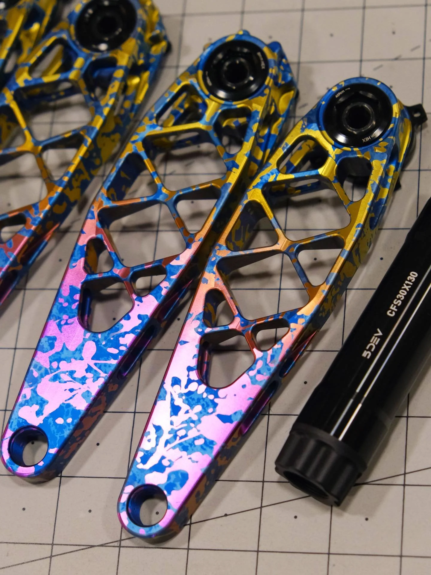 MAN these 5DEV mountain cranks are spectacular. This splatter ano is pretty nice too 😉
.
.
.
#5dev #madeinusa #titaniumanodizing #cycling #colorado