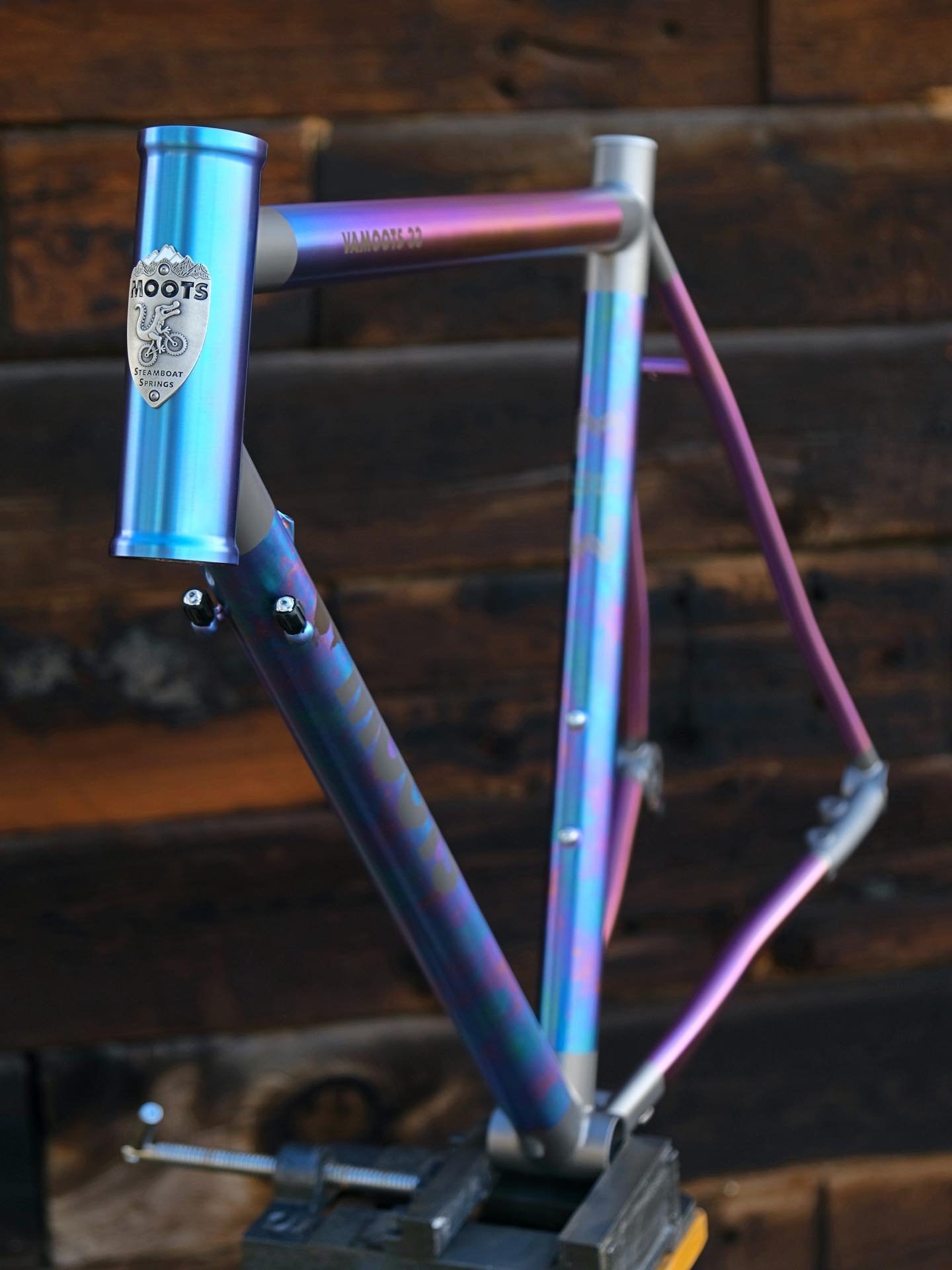 Adele&rsquo;s new Vamoots, with a custom finish that I&rsquo;m just enthralled with.
.
.
.
#moots #titaniumanodizing #madeinusa #custombicycle #tibike