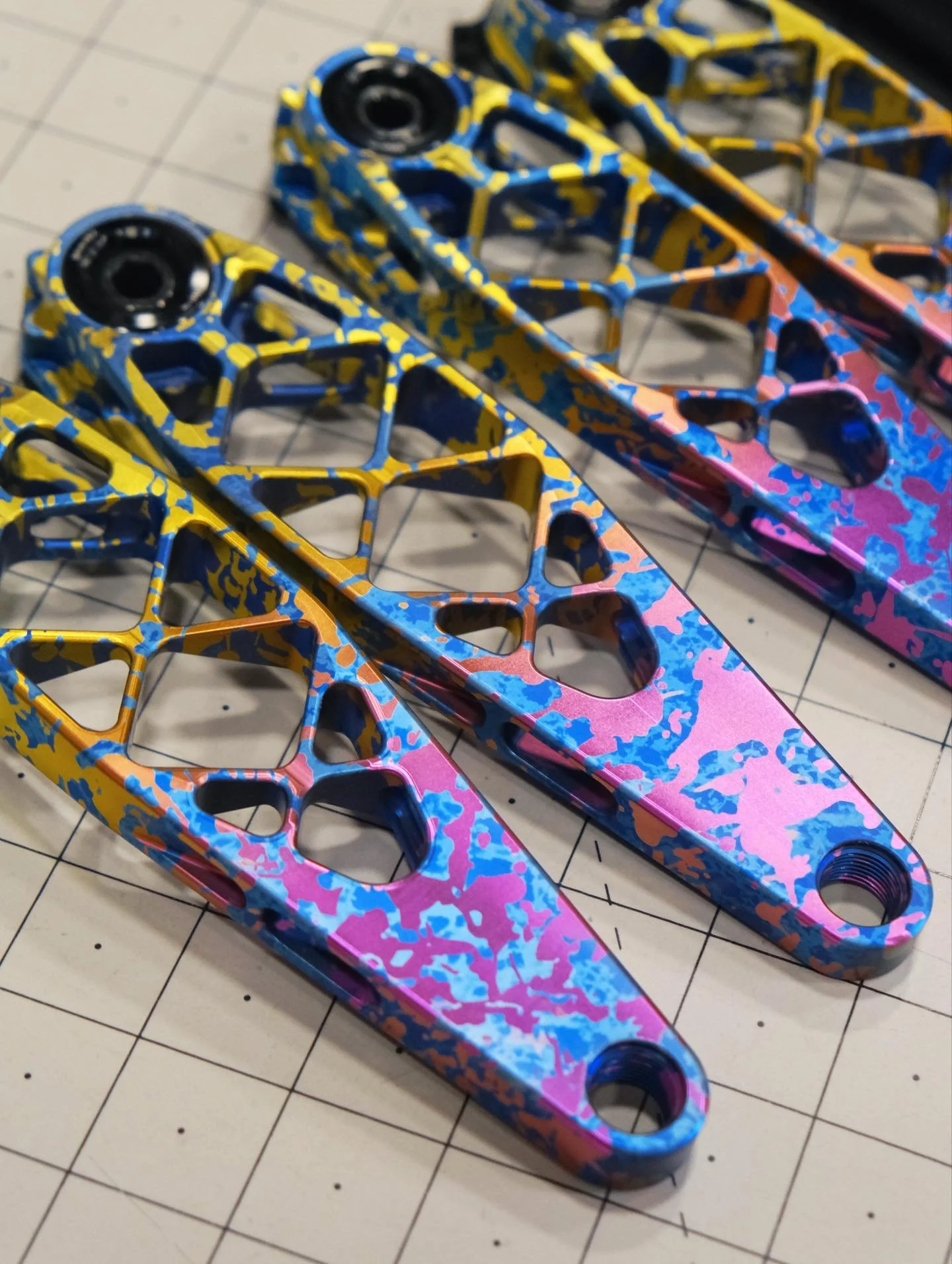 Another snap of these bad bad fellas: 5DEV ti mountain cranks anodized in our &ldquo;Surf&rdquo; splatter ano 🥵
.
.
.
#5dev #madeinusa #cycling #custombicycle #titaniumanodizing