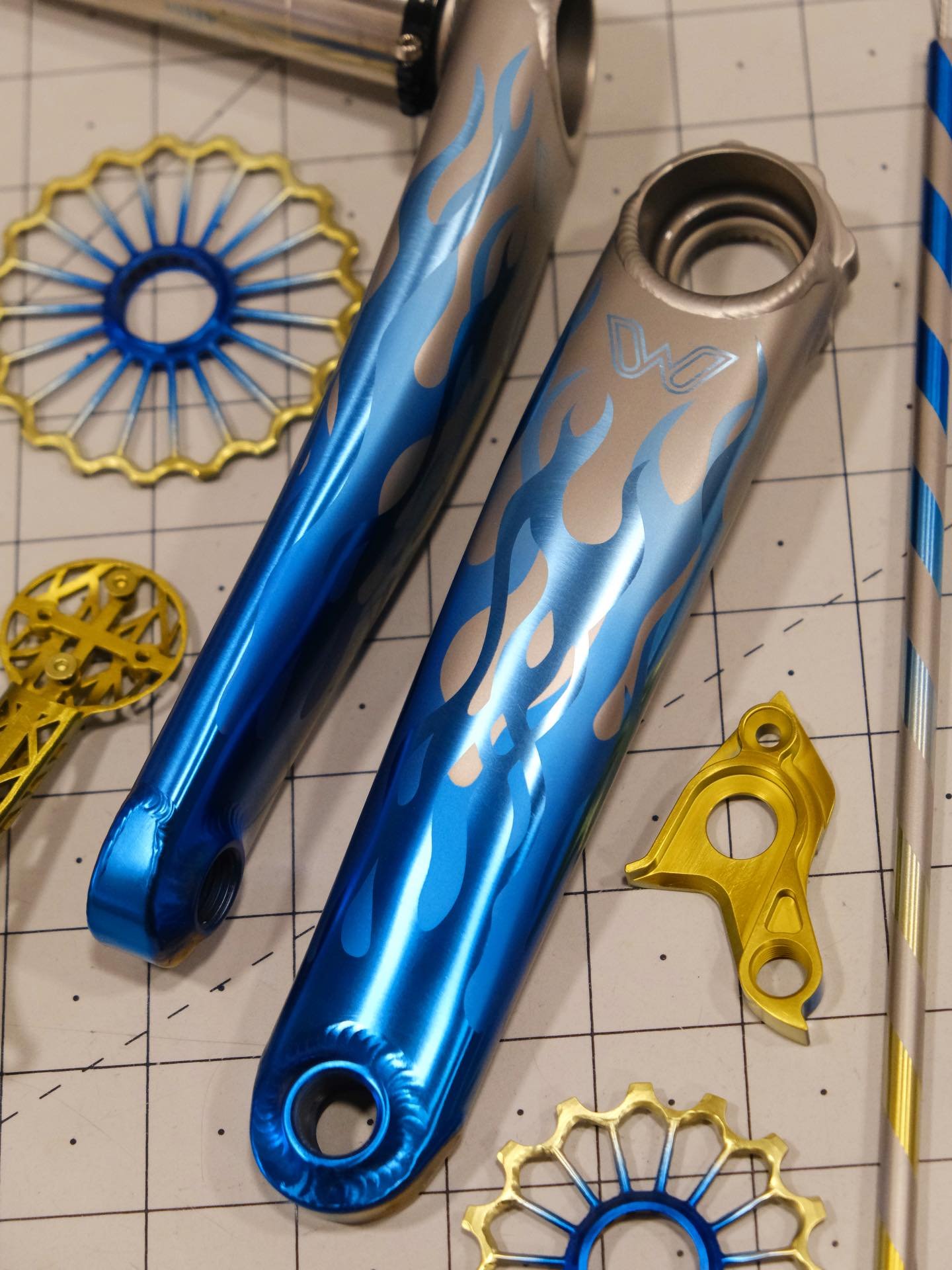 THESE CRANKS ARE FIRE, CHEF.
.
.
.
#eewings #titaniumanodizing #canecreek #custombicycle #bikebling