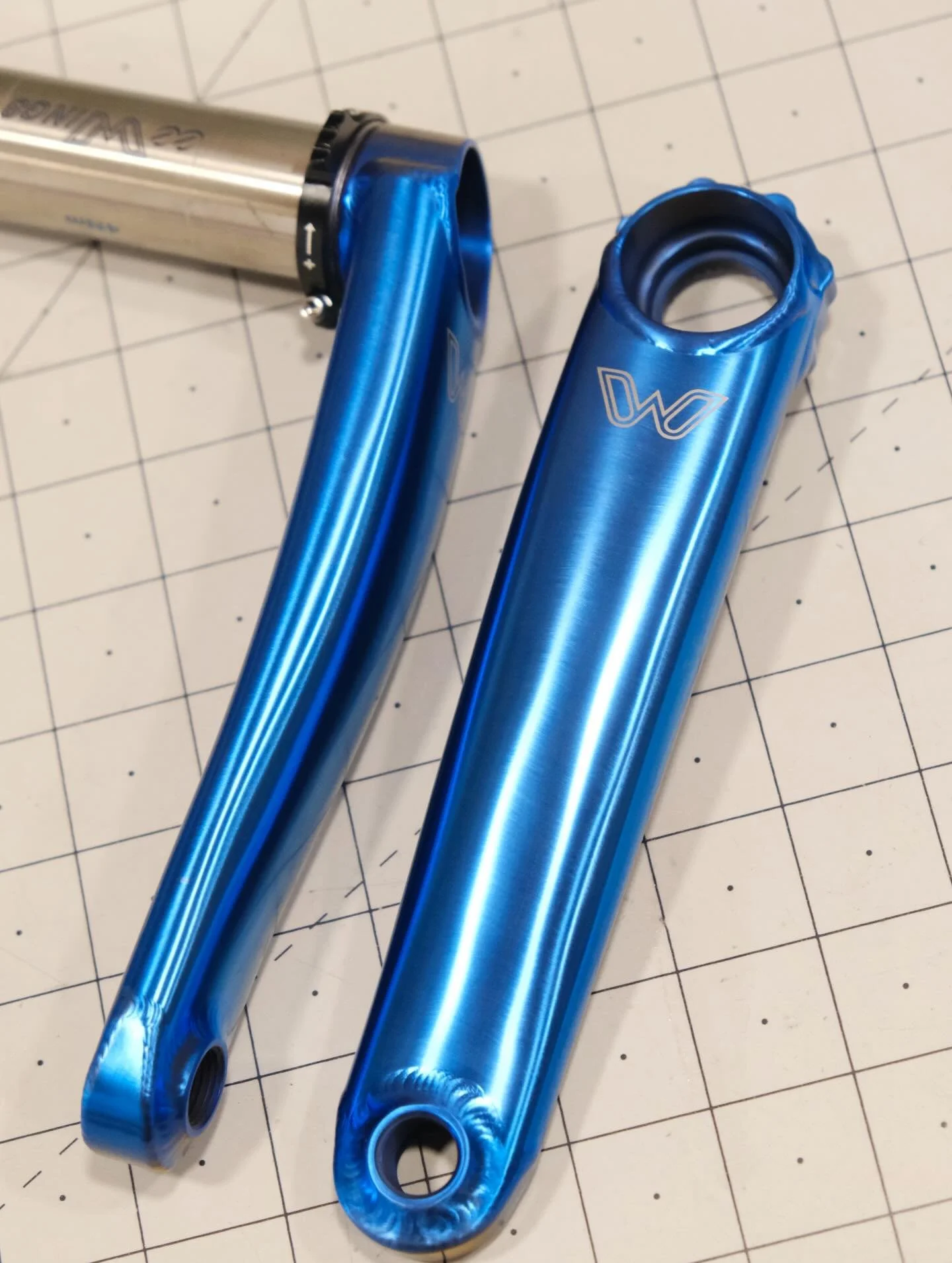 A set of 8-bolt eeWings finished in a gorgeous deep blue for Jarvis.
.
.
.
#eewings #titaniumanodizing #cycling #custombicycle #colorado